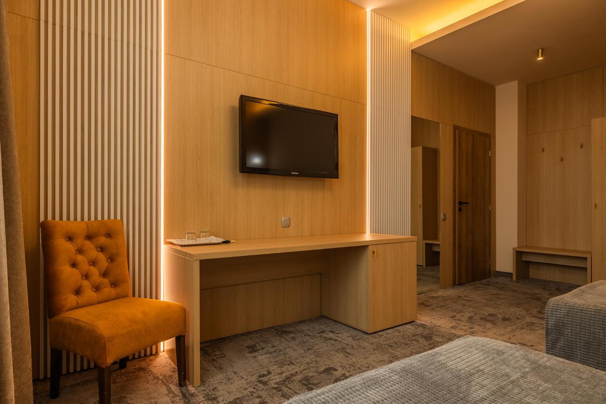 Twin Room - Photo 12