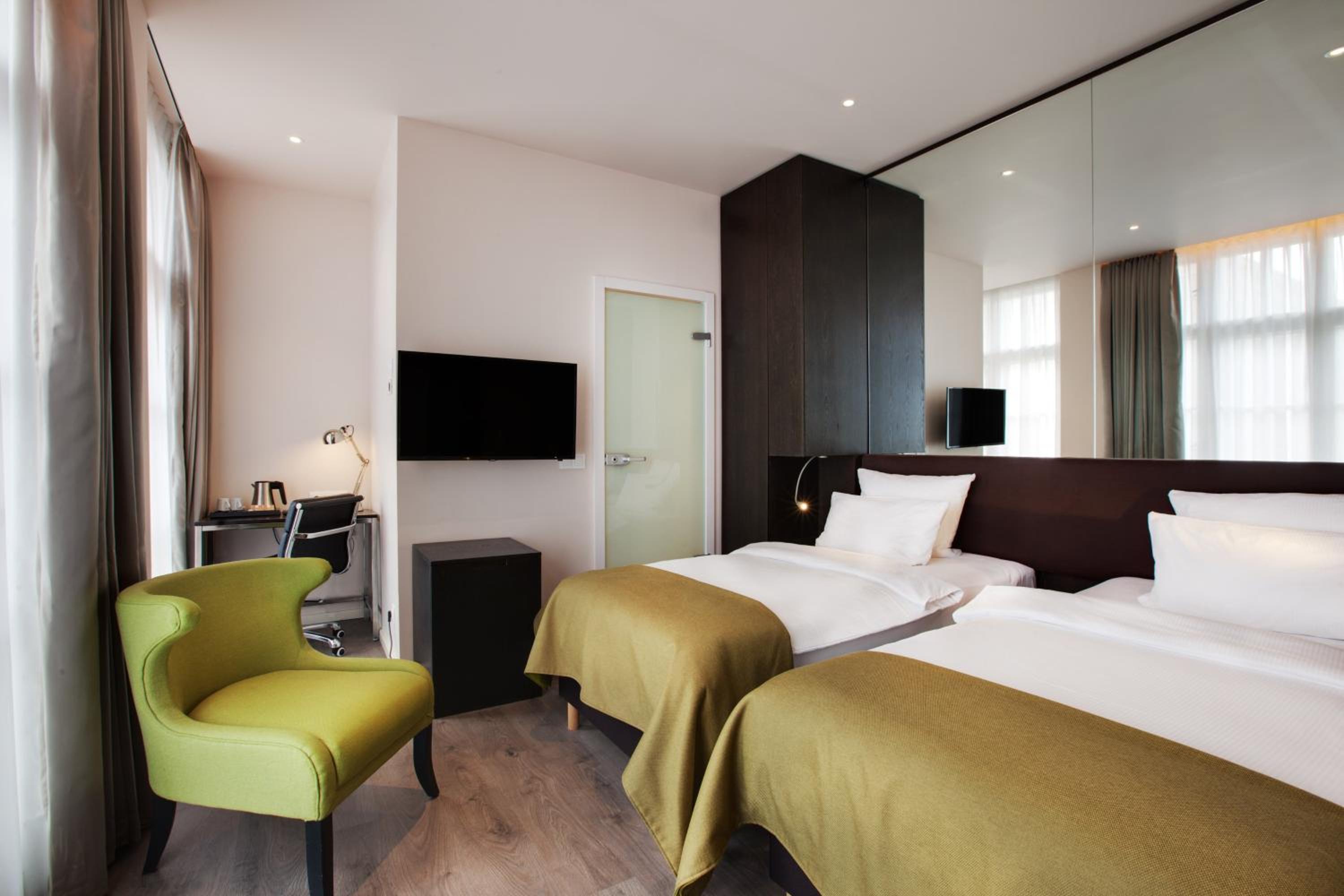 Standard Double Room thumbnail 5