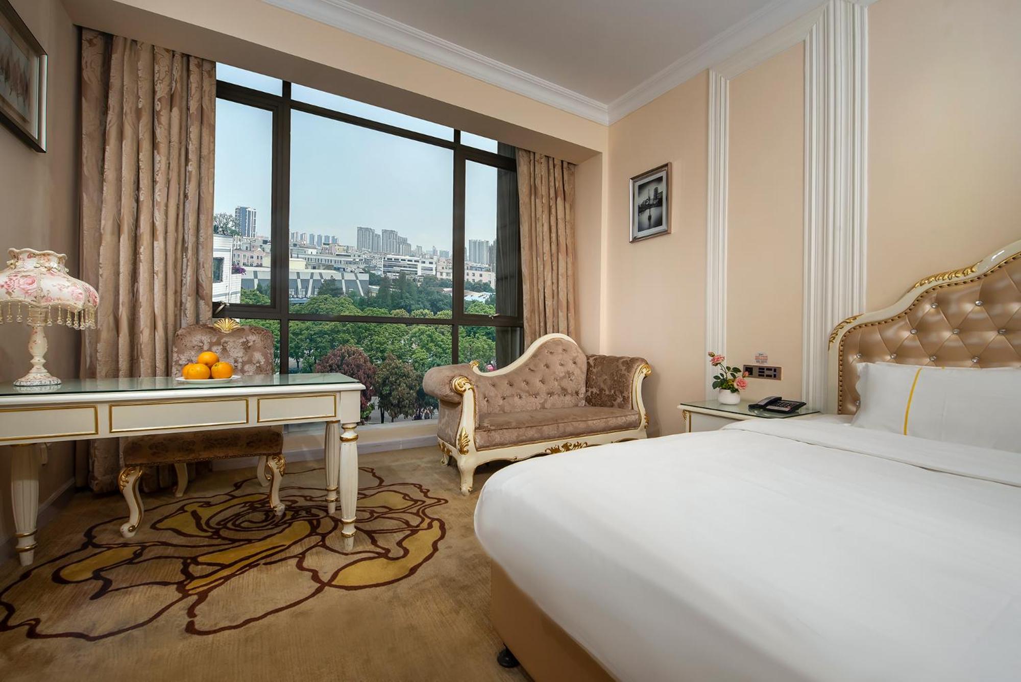 Deluxe King Room photo 1