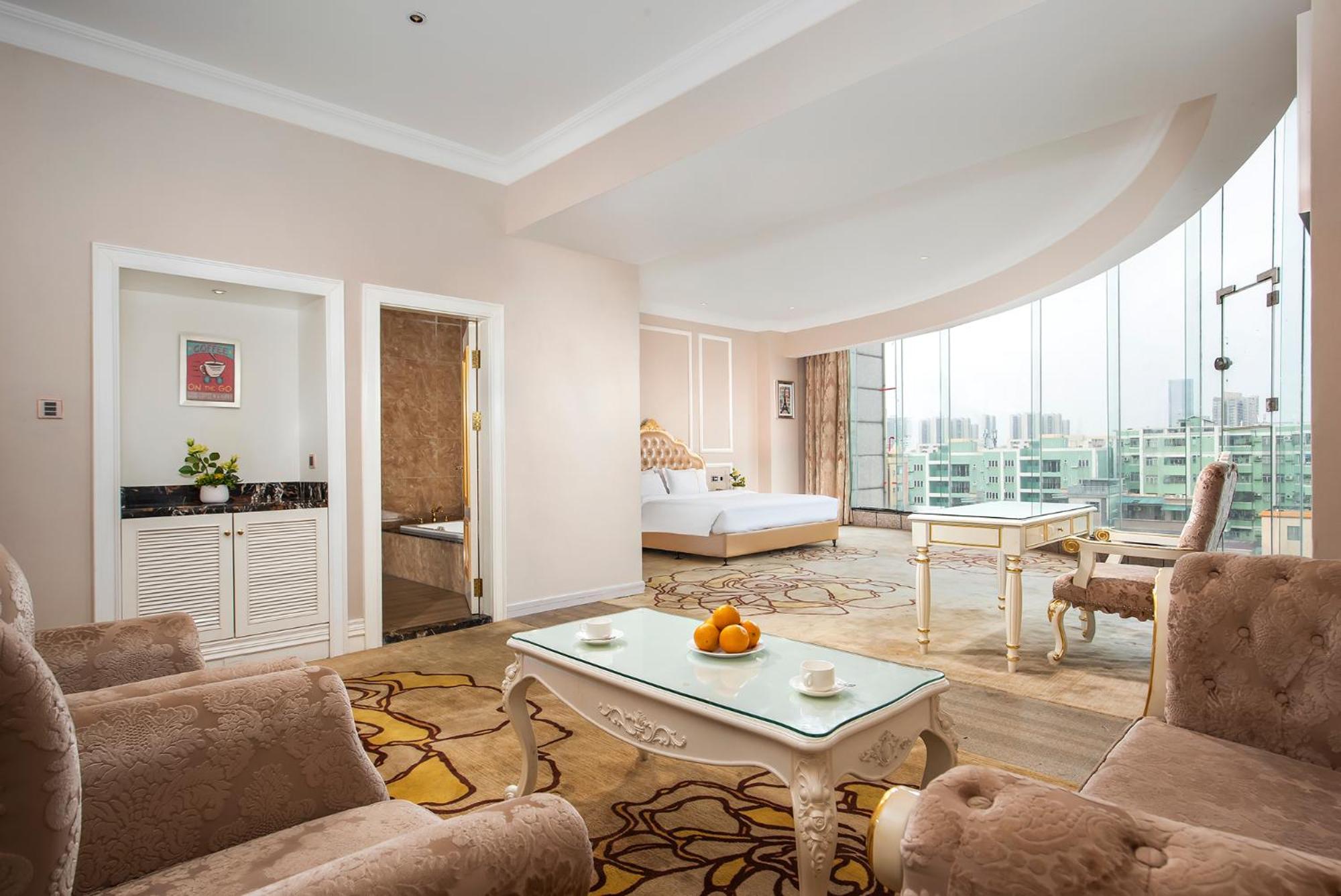 Deluxe Suite with Spa Bath photo 3