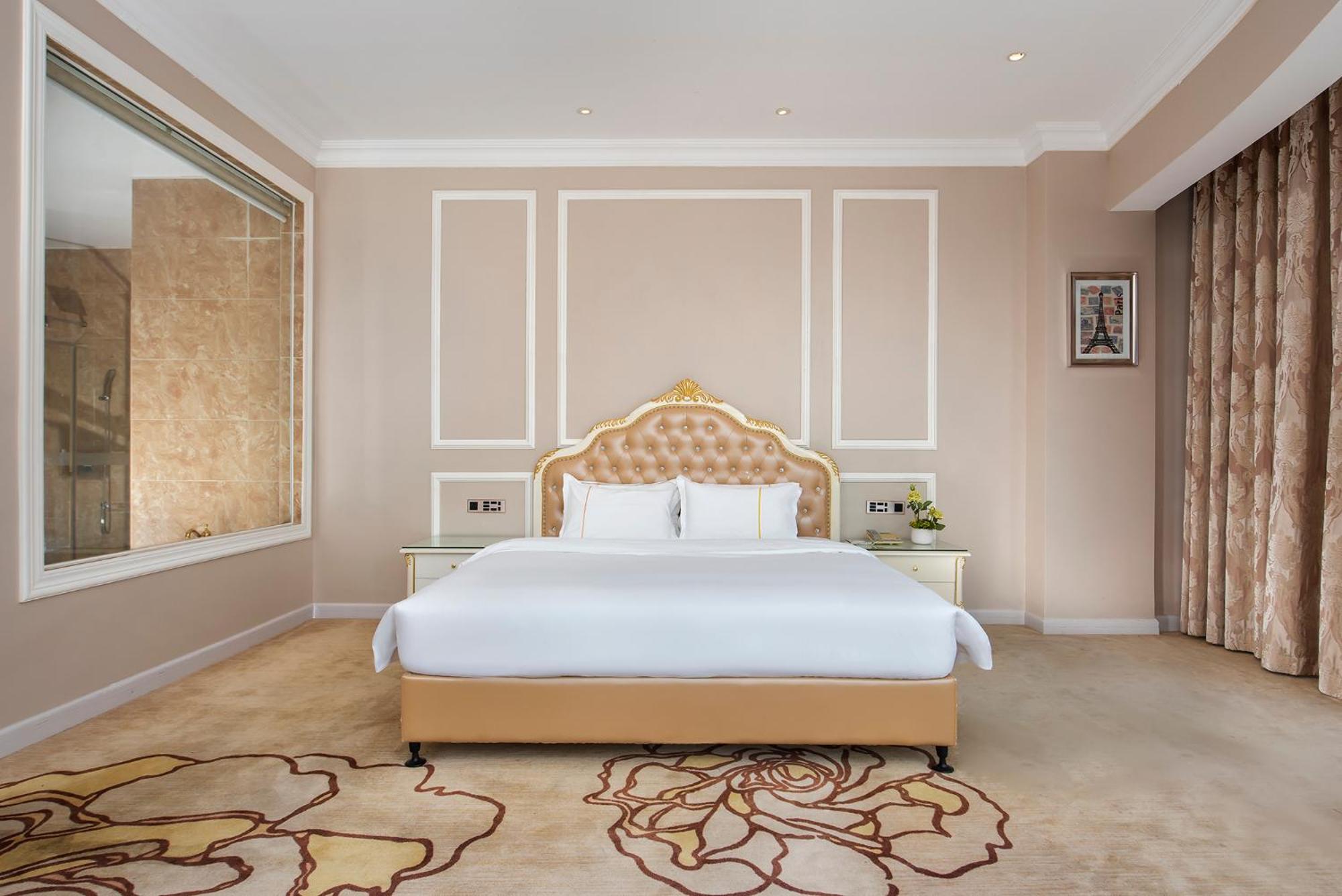 Deluxe Suite with Spa Bath photo 1