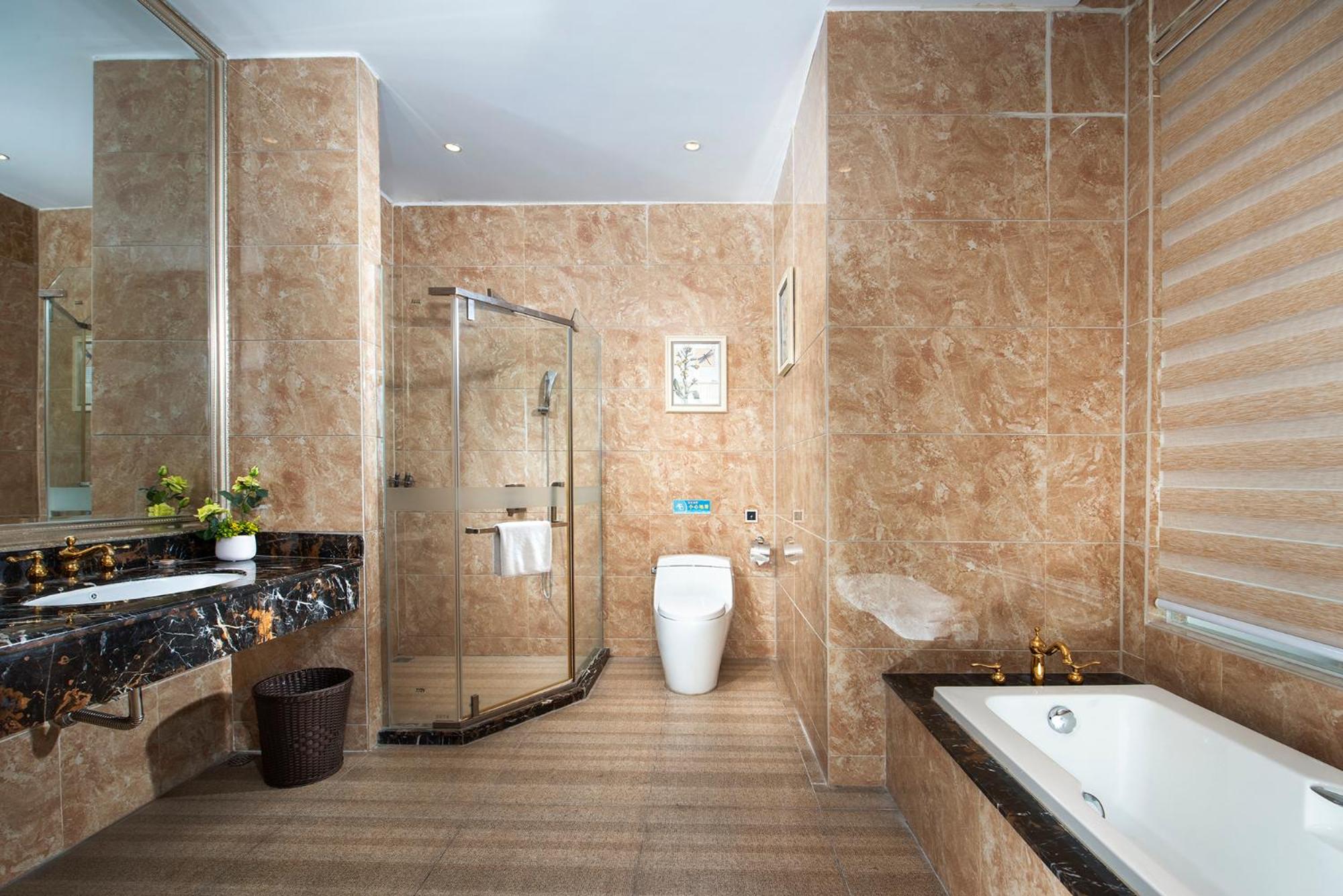 Deluxe Suite with Spa Bath photo 2