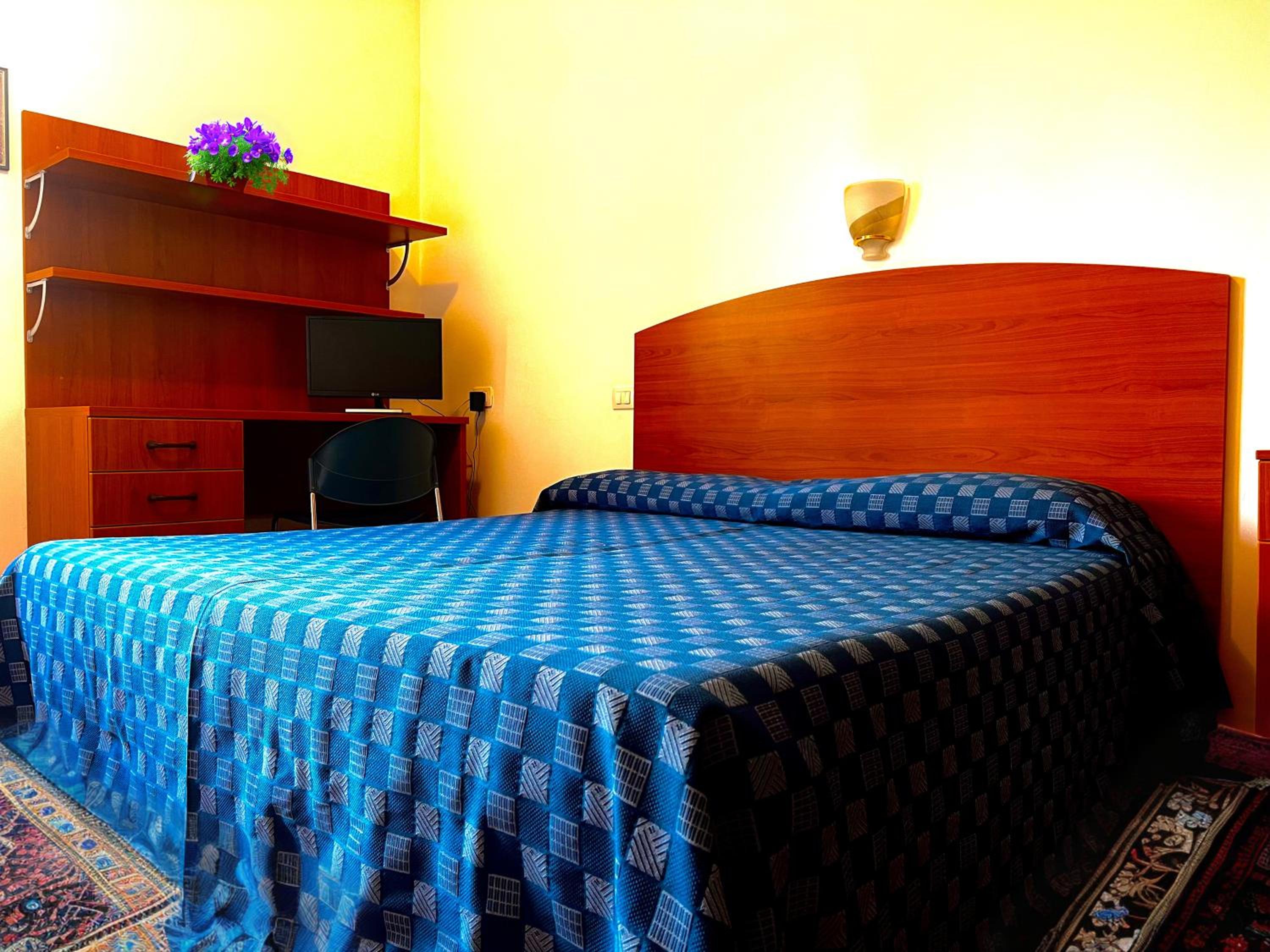Double Room - Photo 9