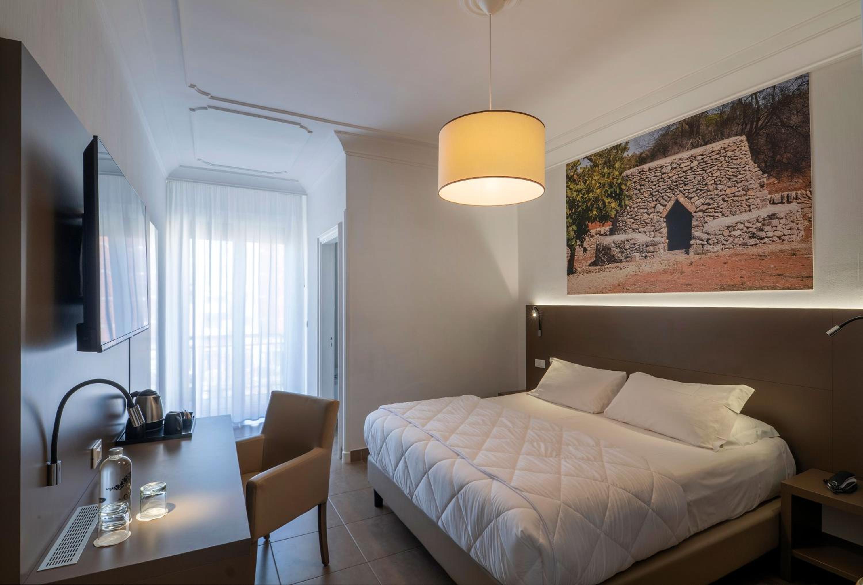 Standard Double or Twin Room - Photo 8