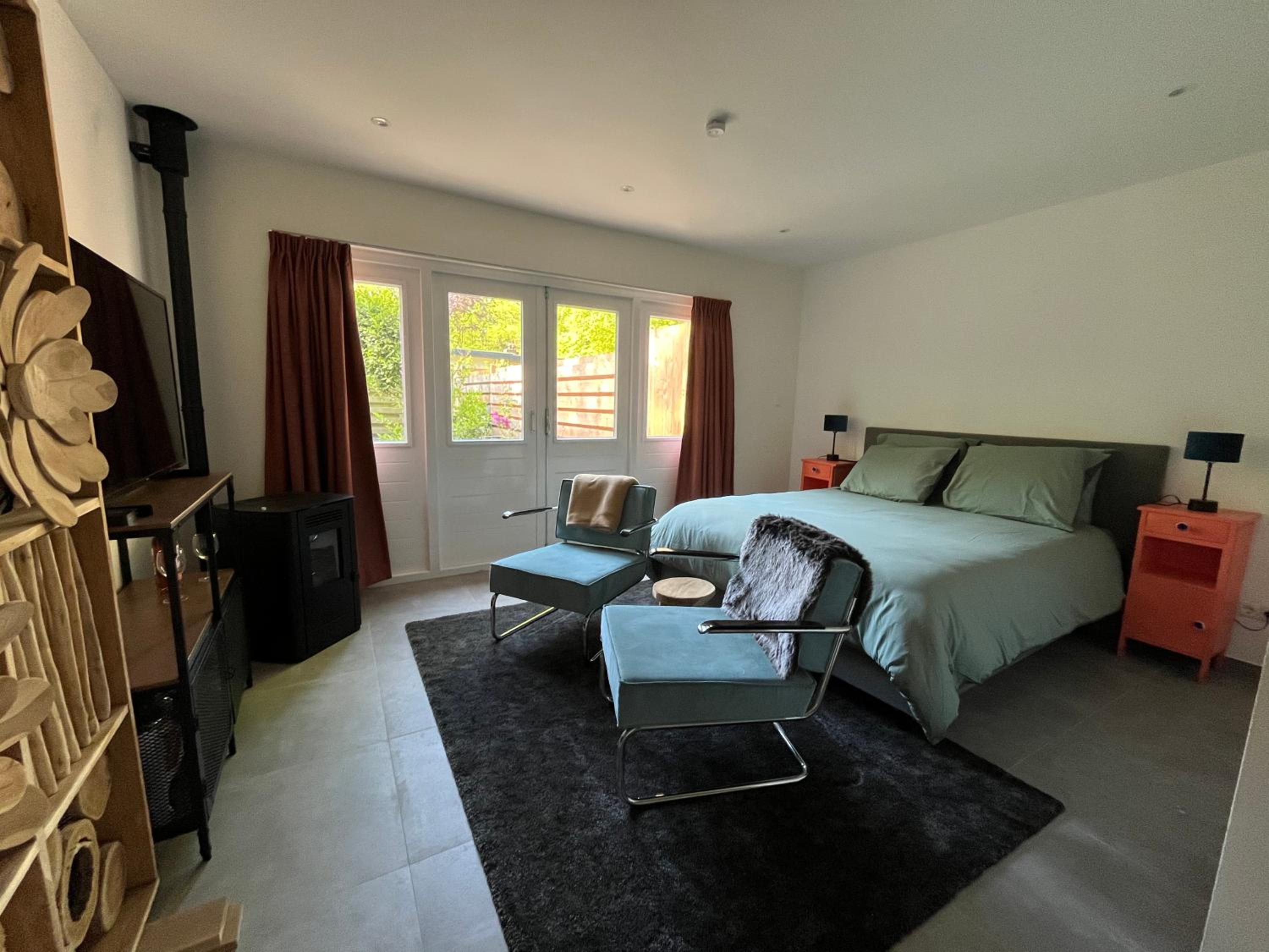 One-Bedroom Apartment photo 3