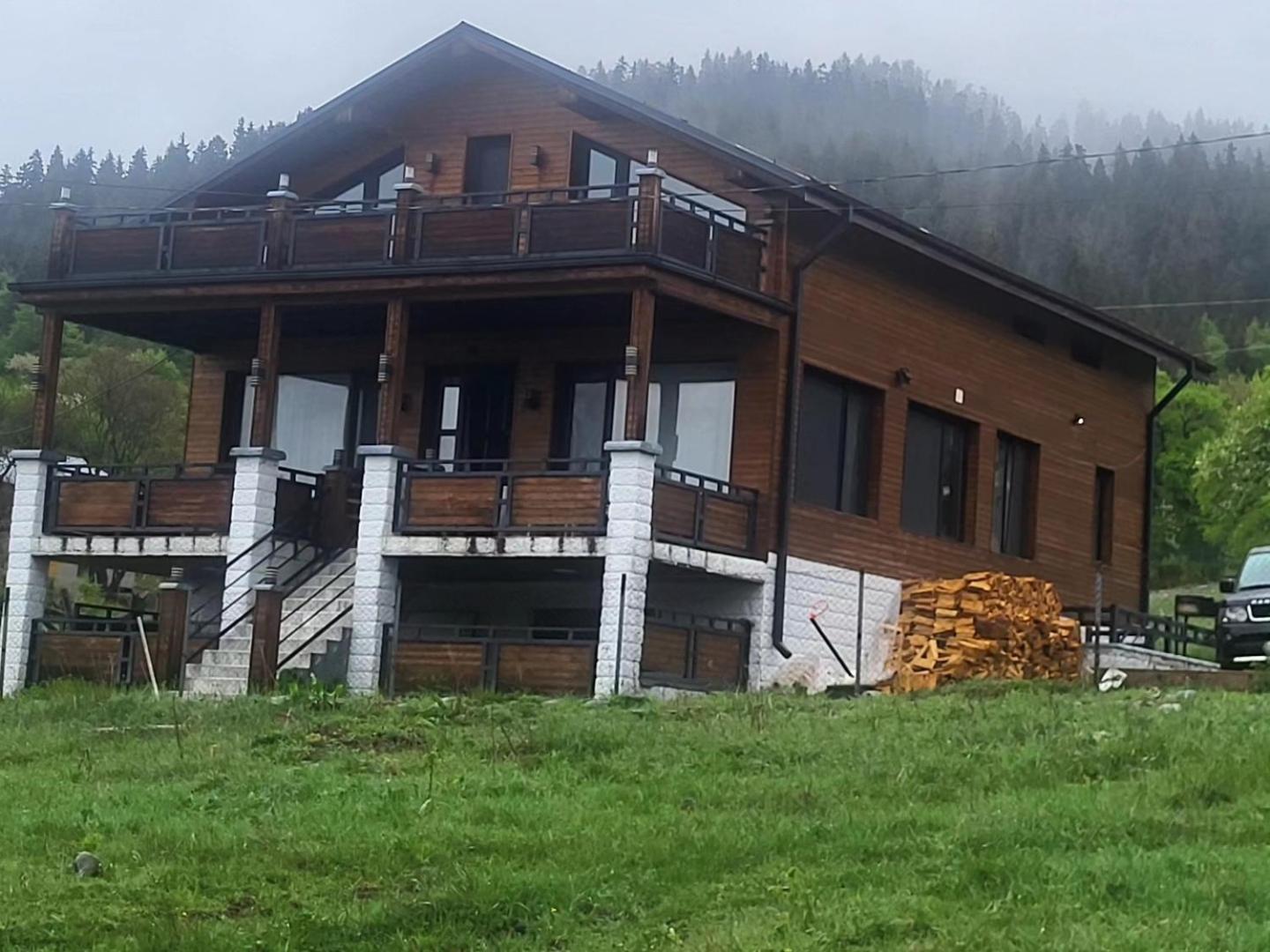 Five-Bedroom House photo 2