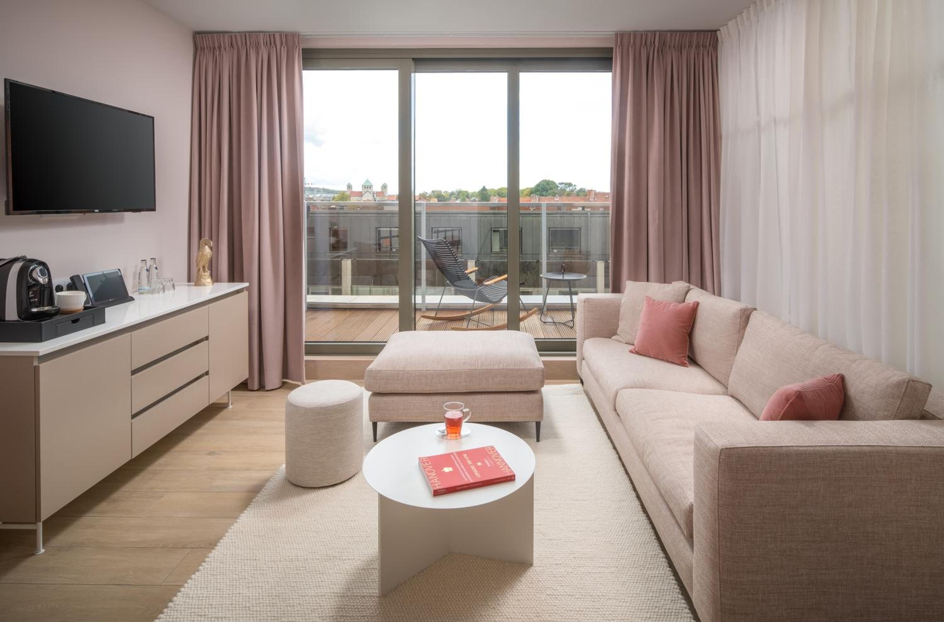 King Suite with Balcony photo 3