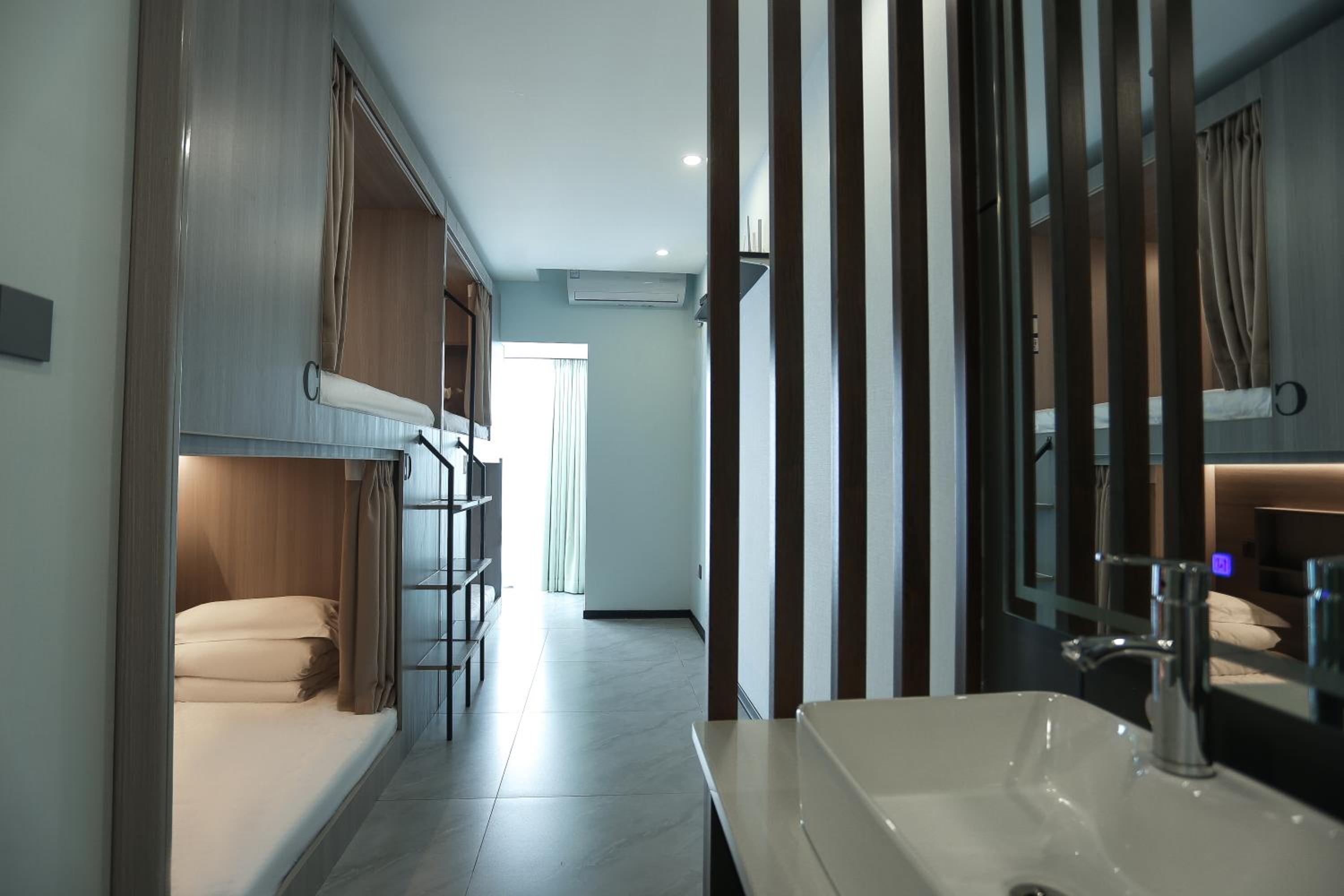 Bed in 4-Bed Male Dormitory Room photo 3