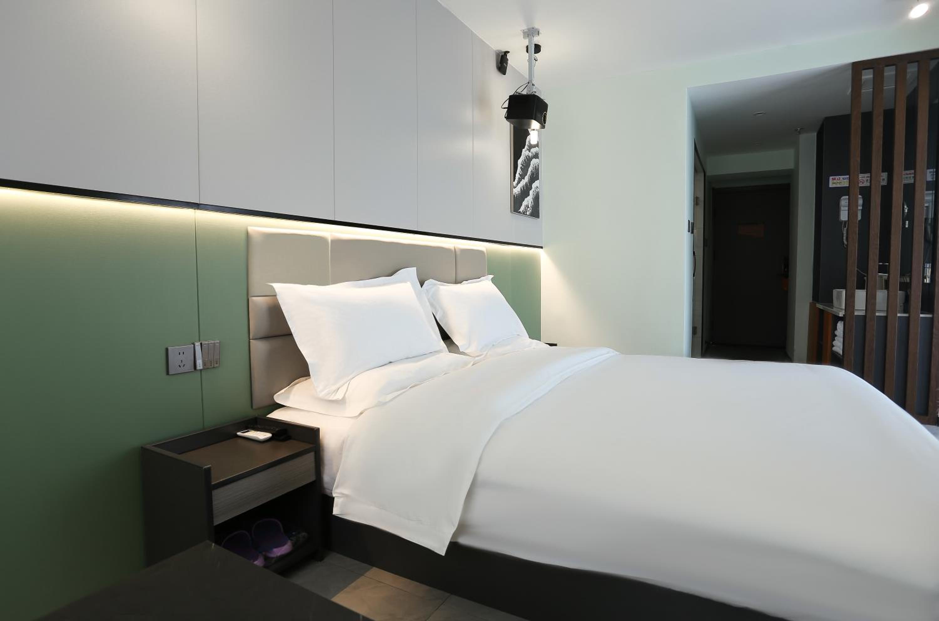 King Room with Mountain View photo 2