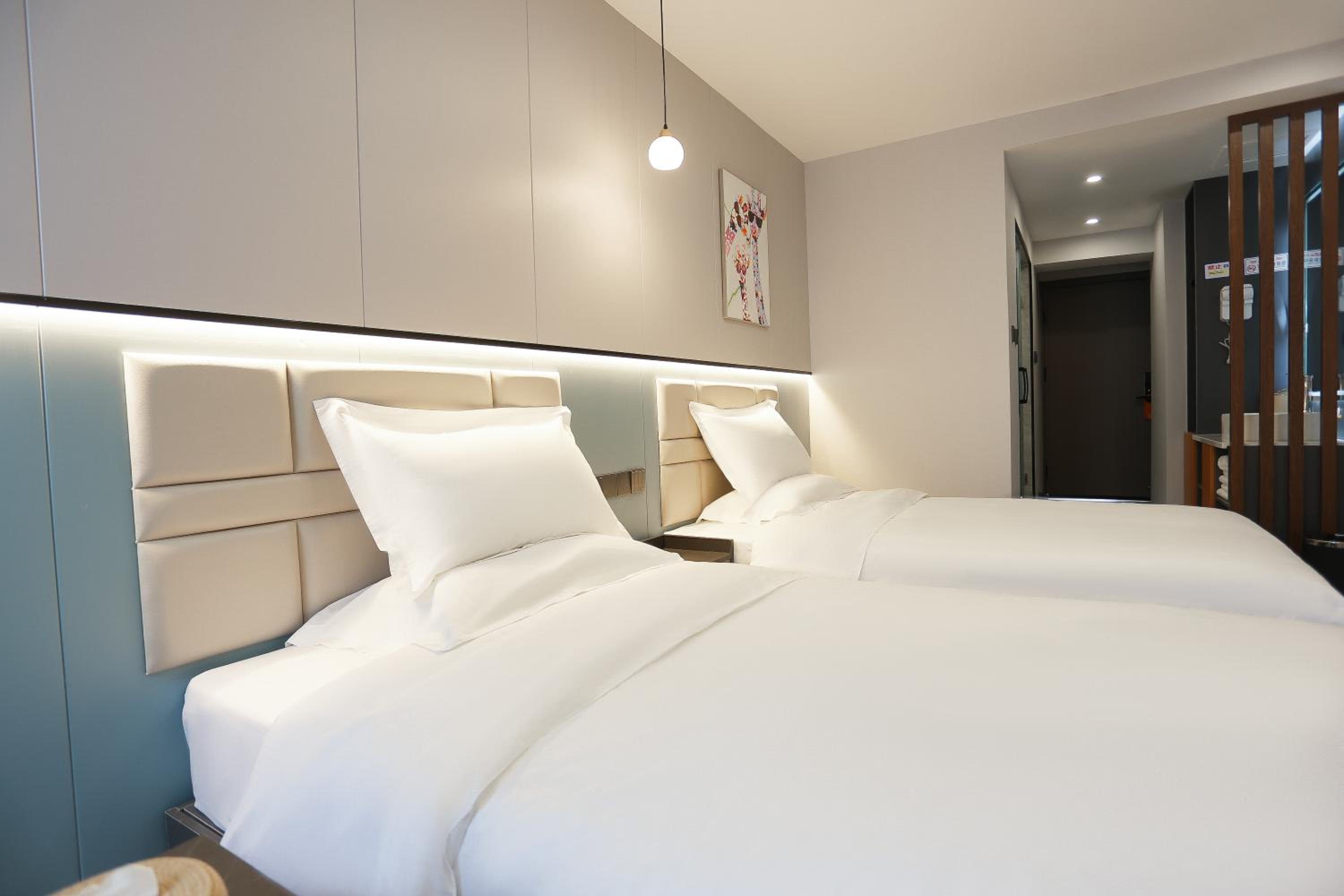 Twin Room with Private Bathroom photo 3
