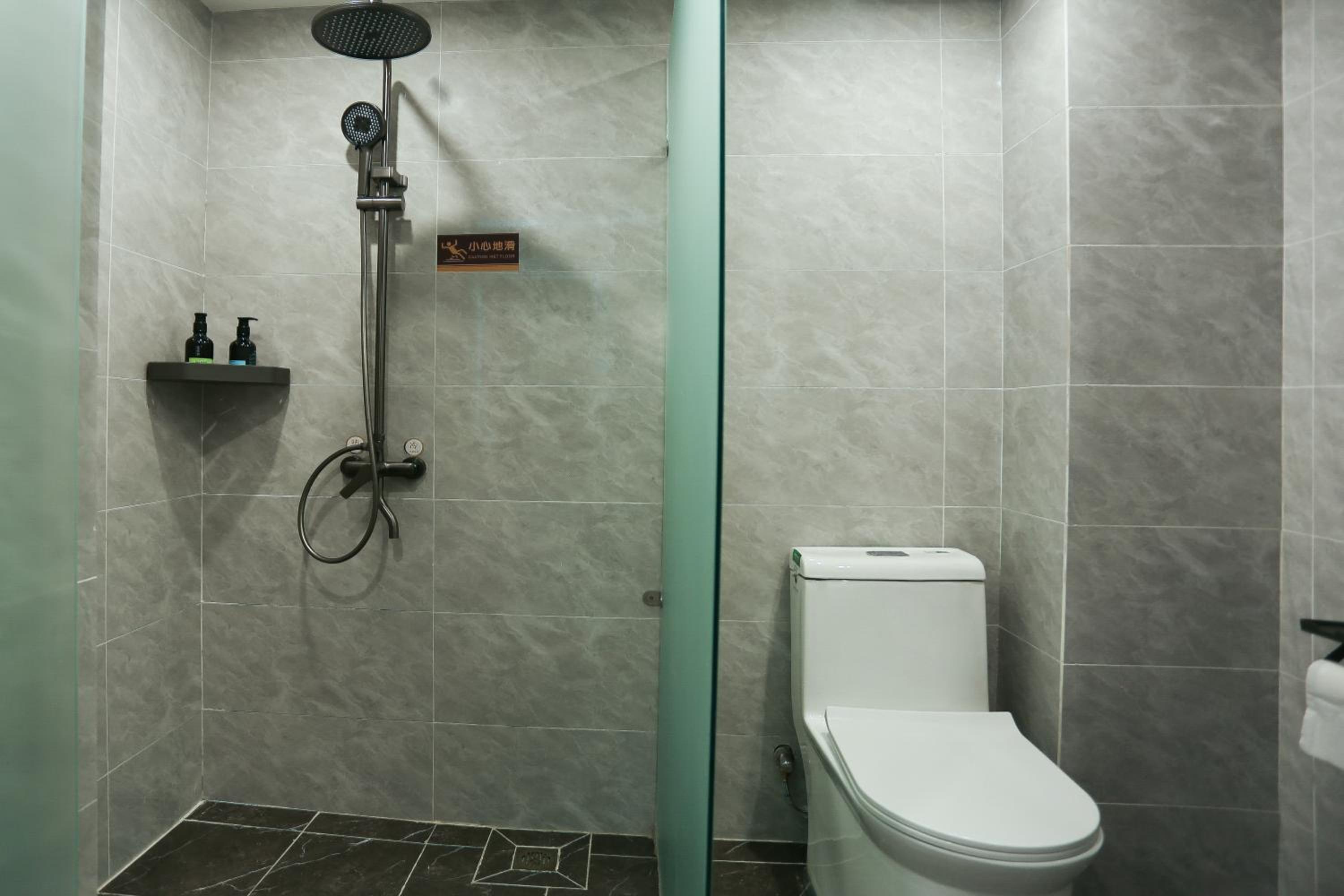 Twin Room with Private Bathroom photo 2