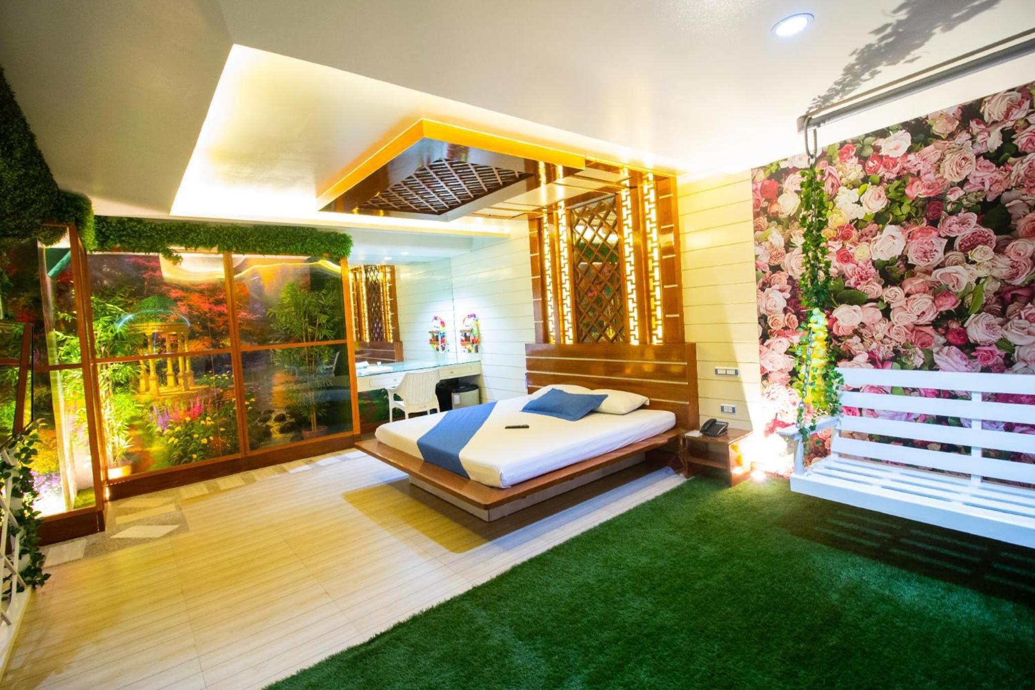 Mega Suite - Photo 1