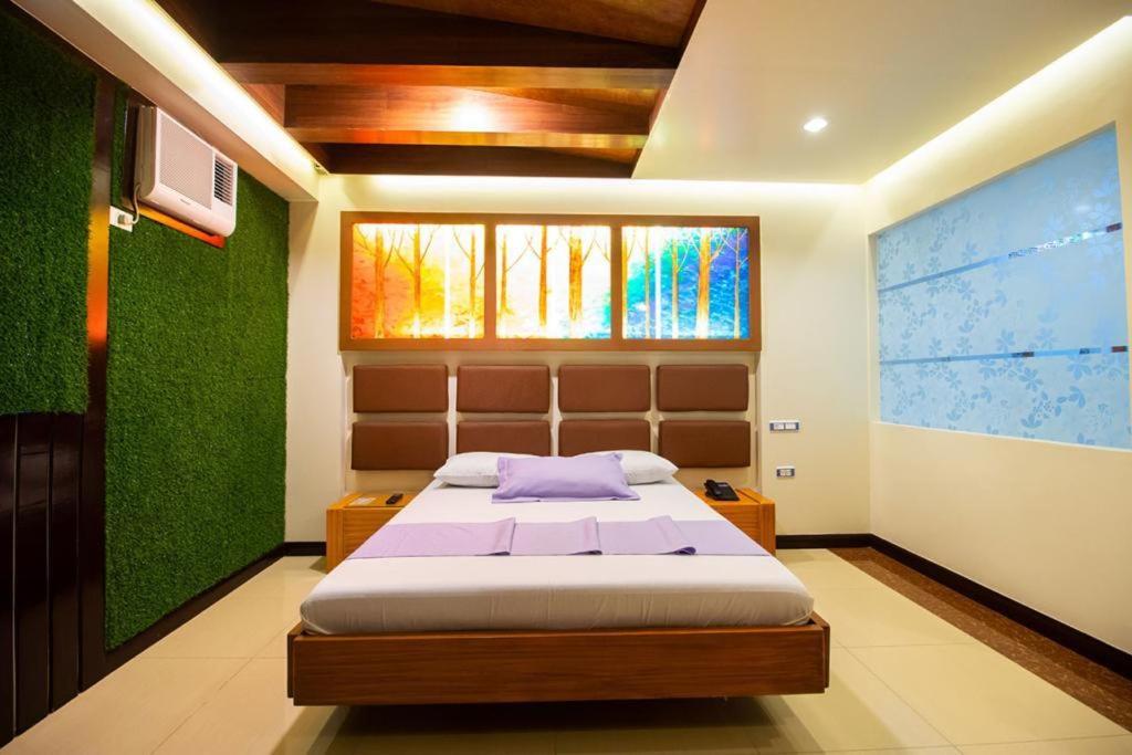 Executive Suite - Photo 4