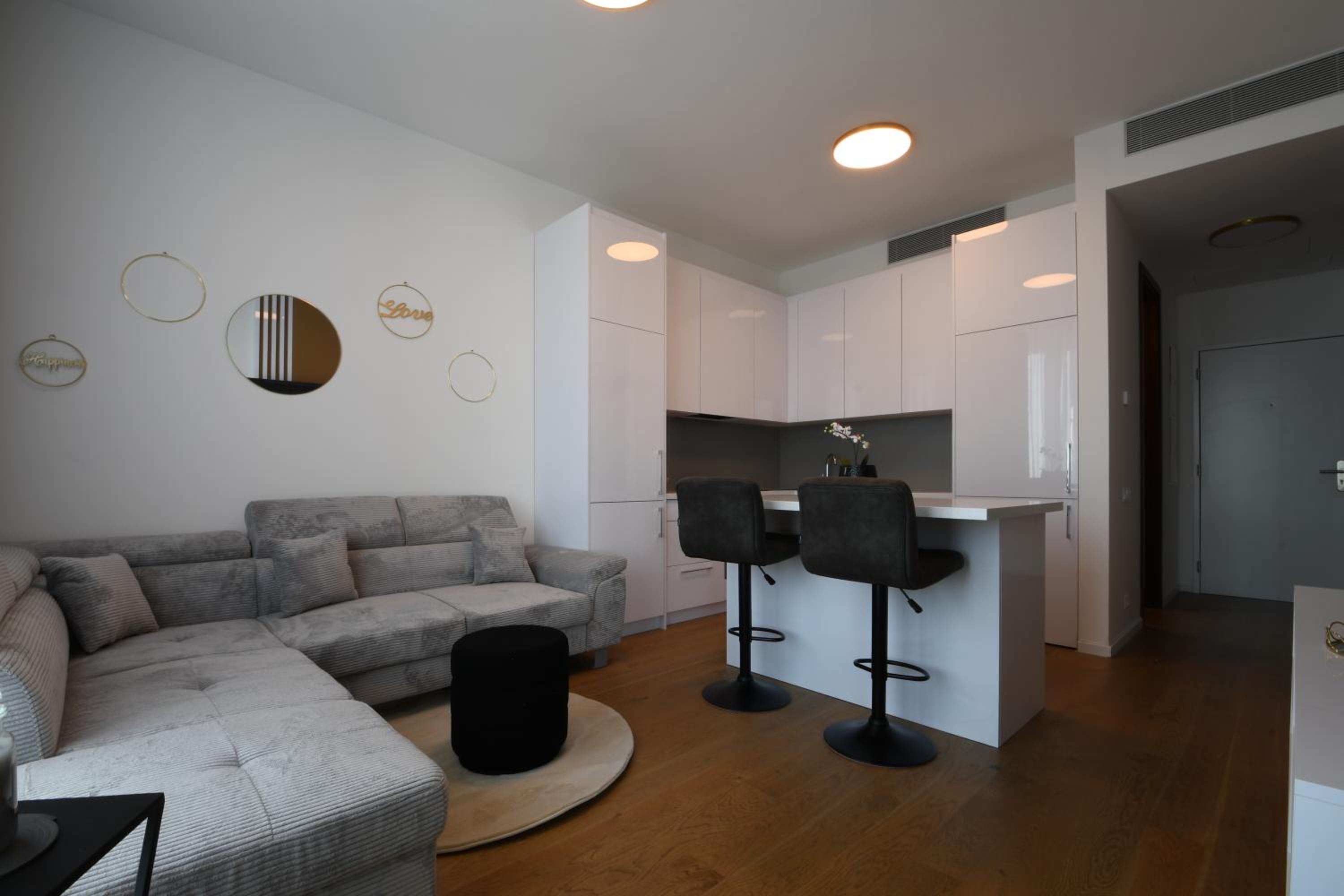 One-Bedroom Apartment photo 1