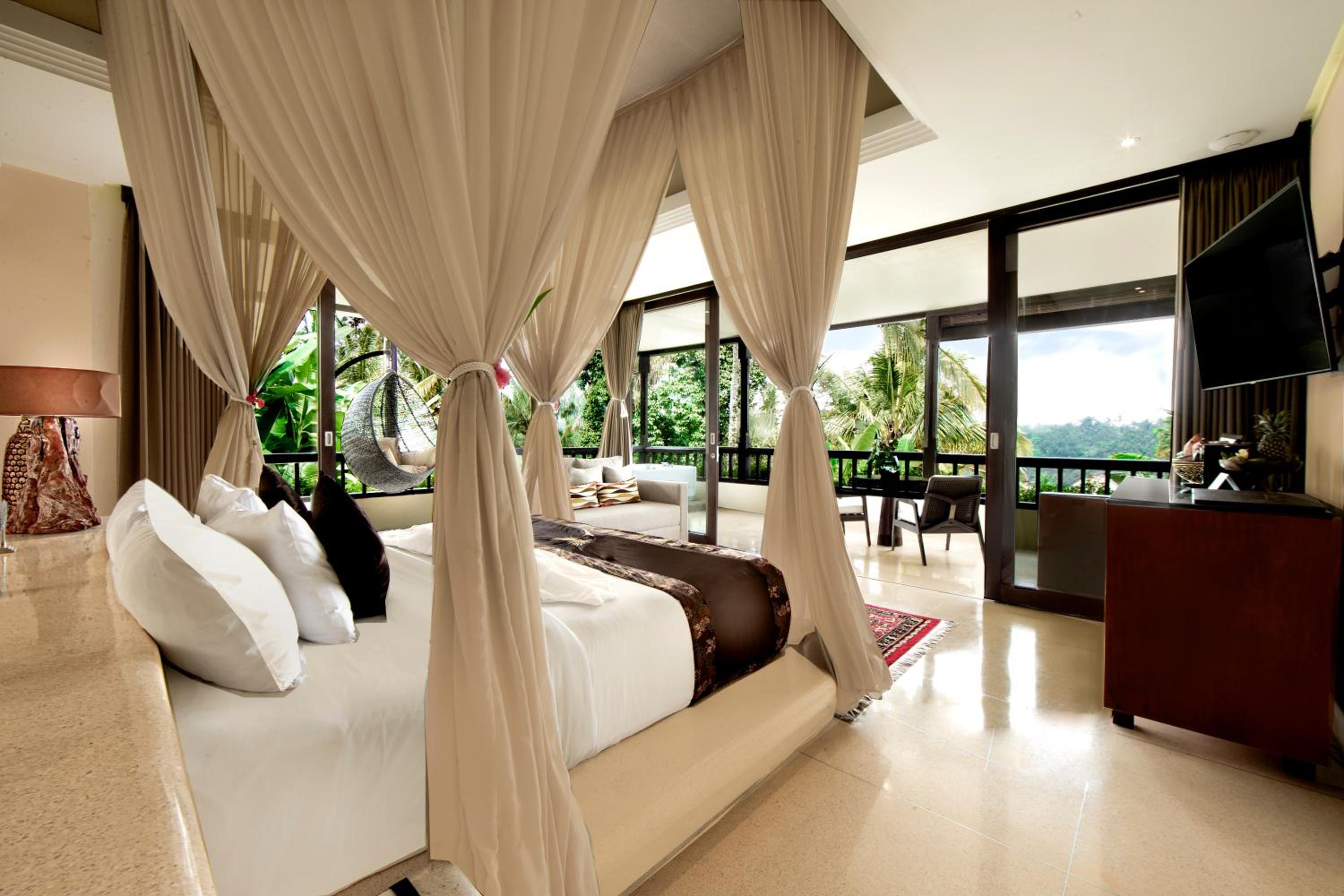 Panoramic Corner Jacuzzi Royal Suite with Free Daily Sunset Yoga and Afternoon Tea photo 3