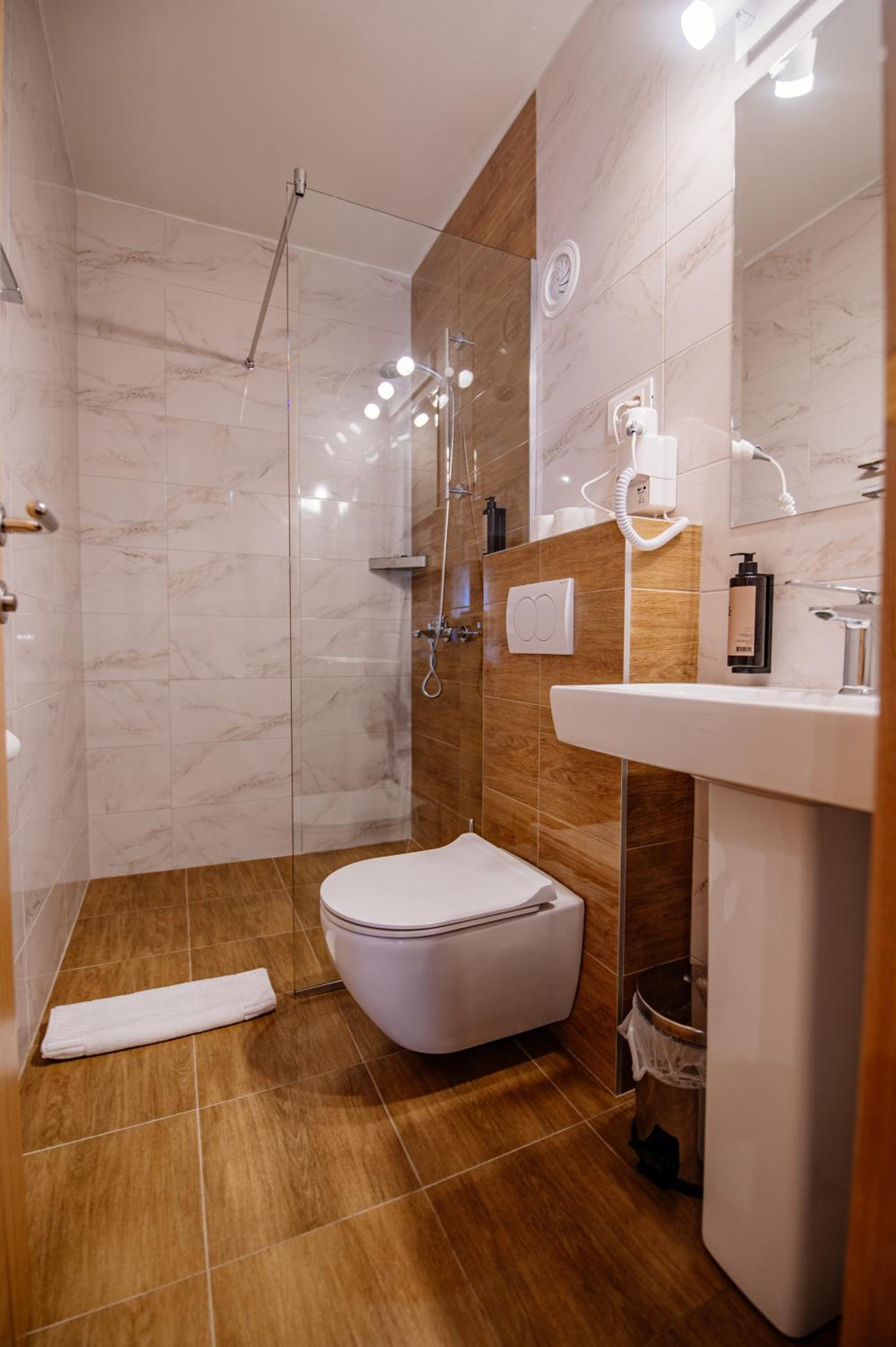 Deluxe Double Room with Extra Bed - Photo 11