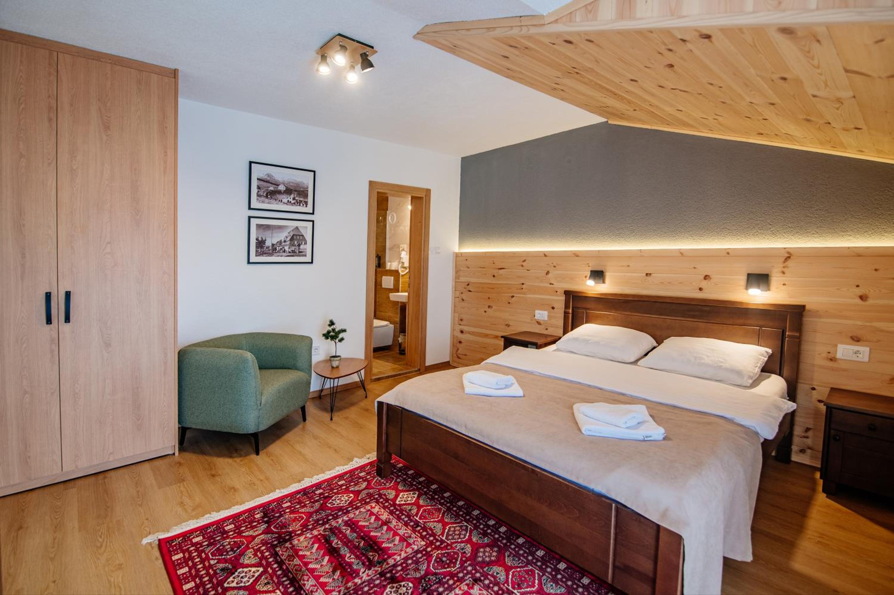 Deluxe Double Room with Extra Bed - Photo 7