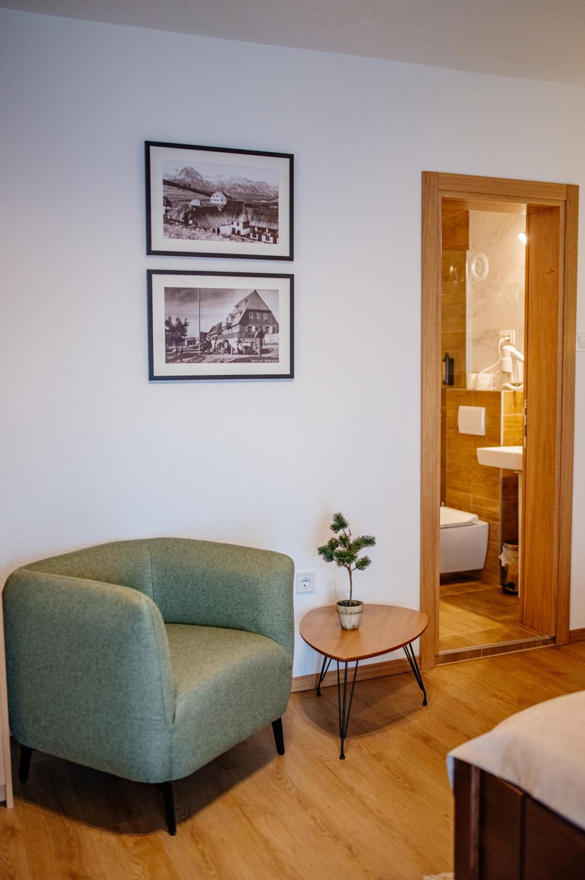 Deluxe Double Room with Extra Bed - Photo 4