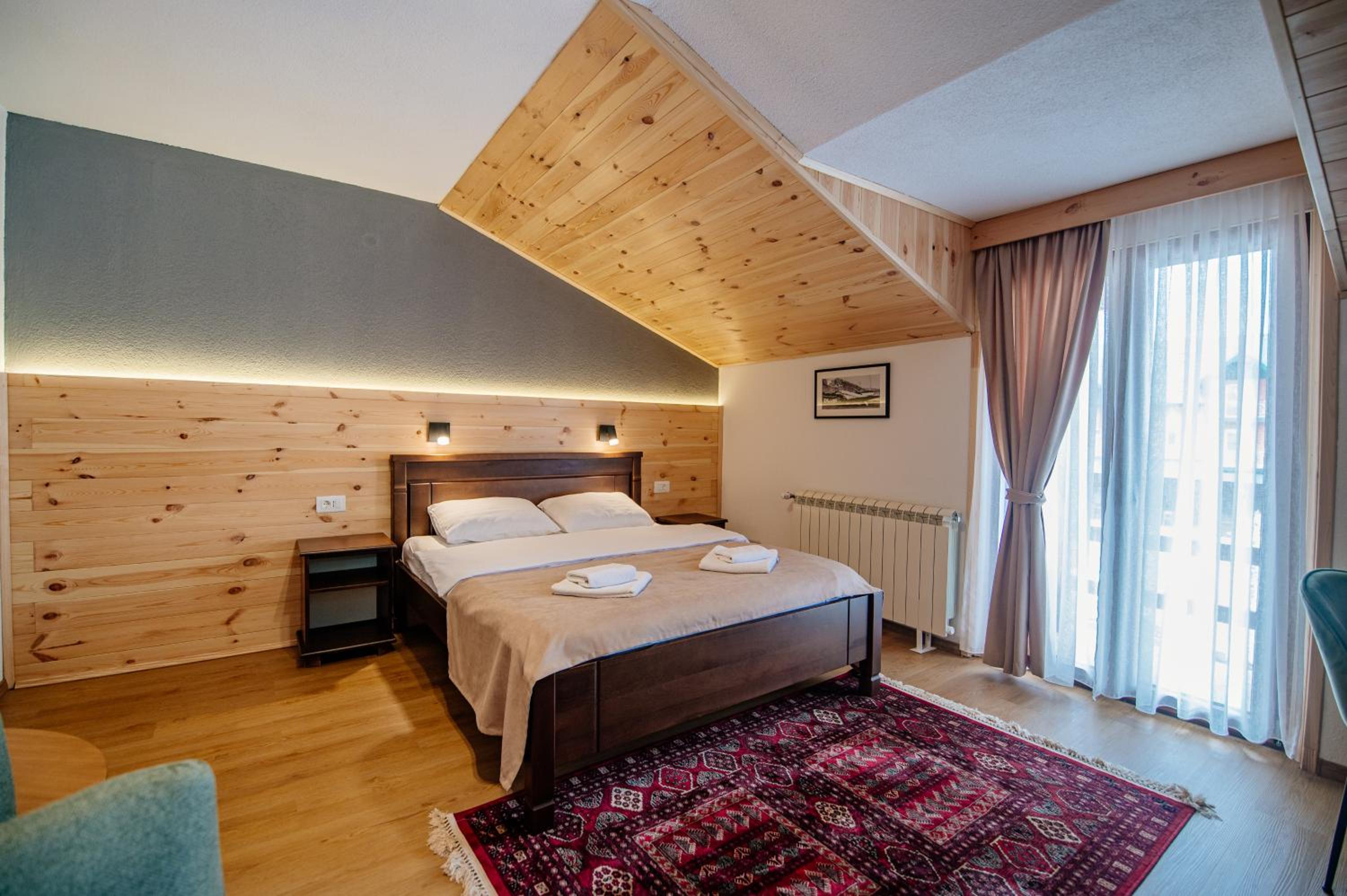 Deluxe Double Room with Extra Bed - Photo 8
