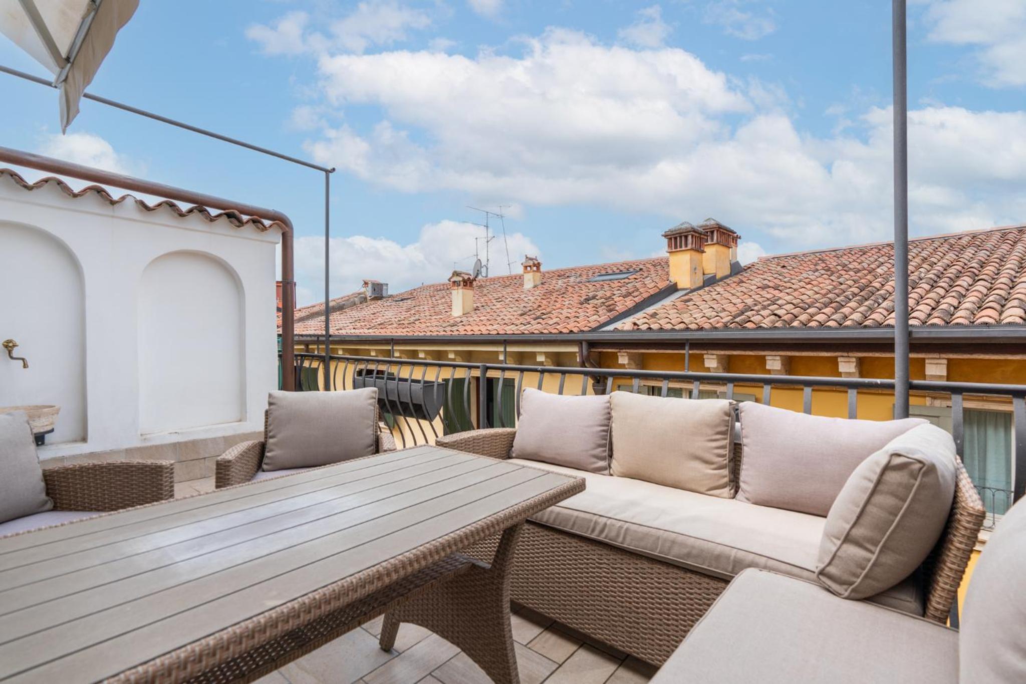 Two-Bedroom Deluxe Apartment with Balcony - Photo 5