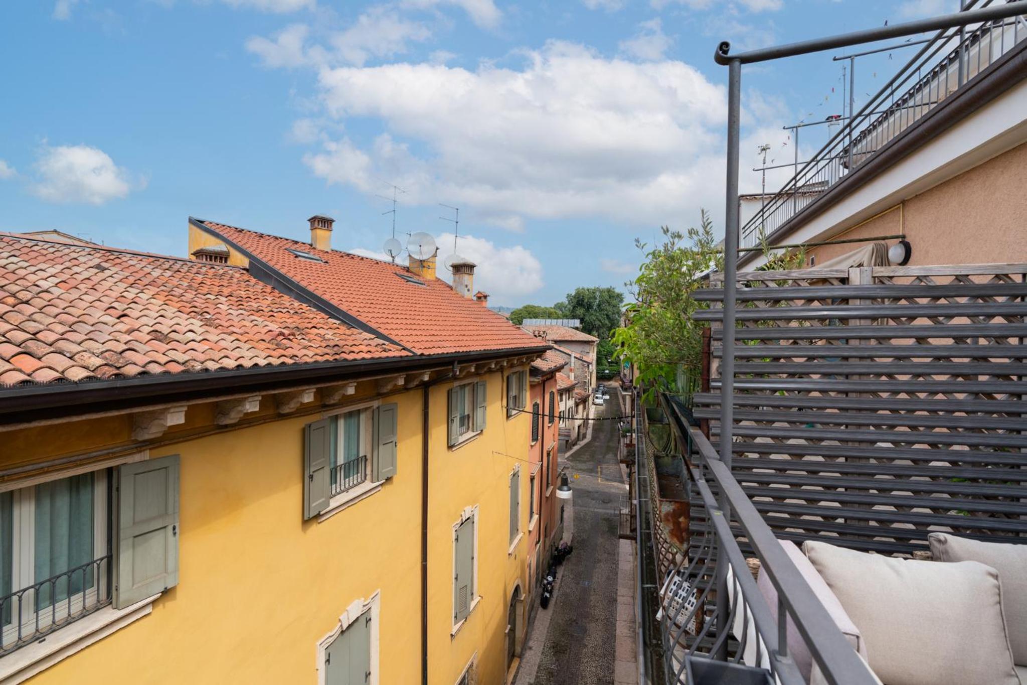 Two-Bedroom Deluxe Apartment with Balcony - Photo 11