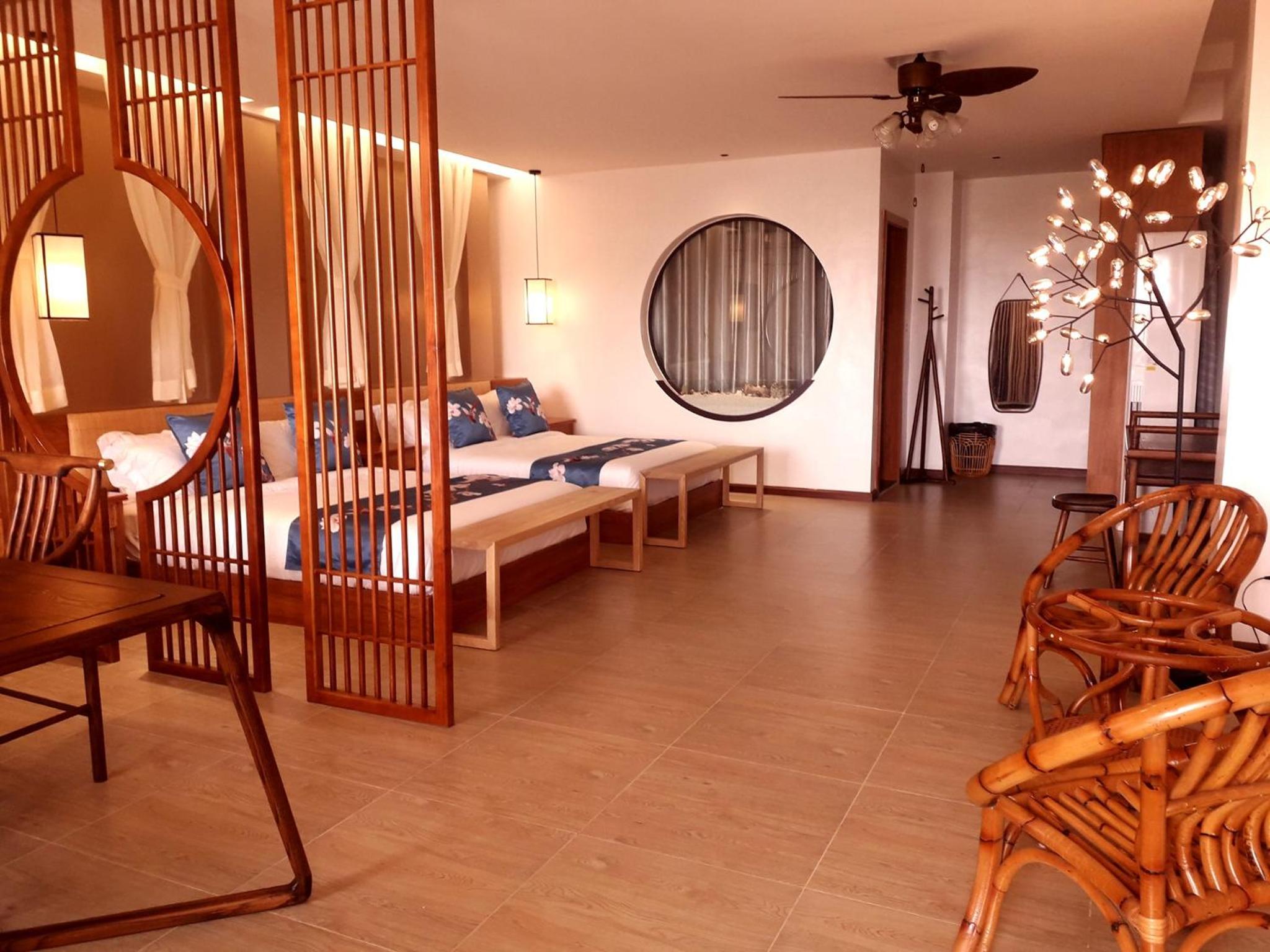 Suite - Photo 1