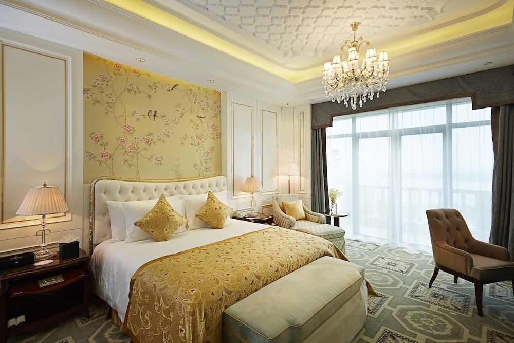 Lake View King Room