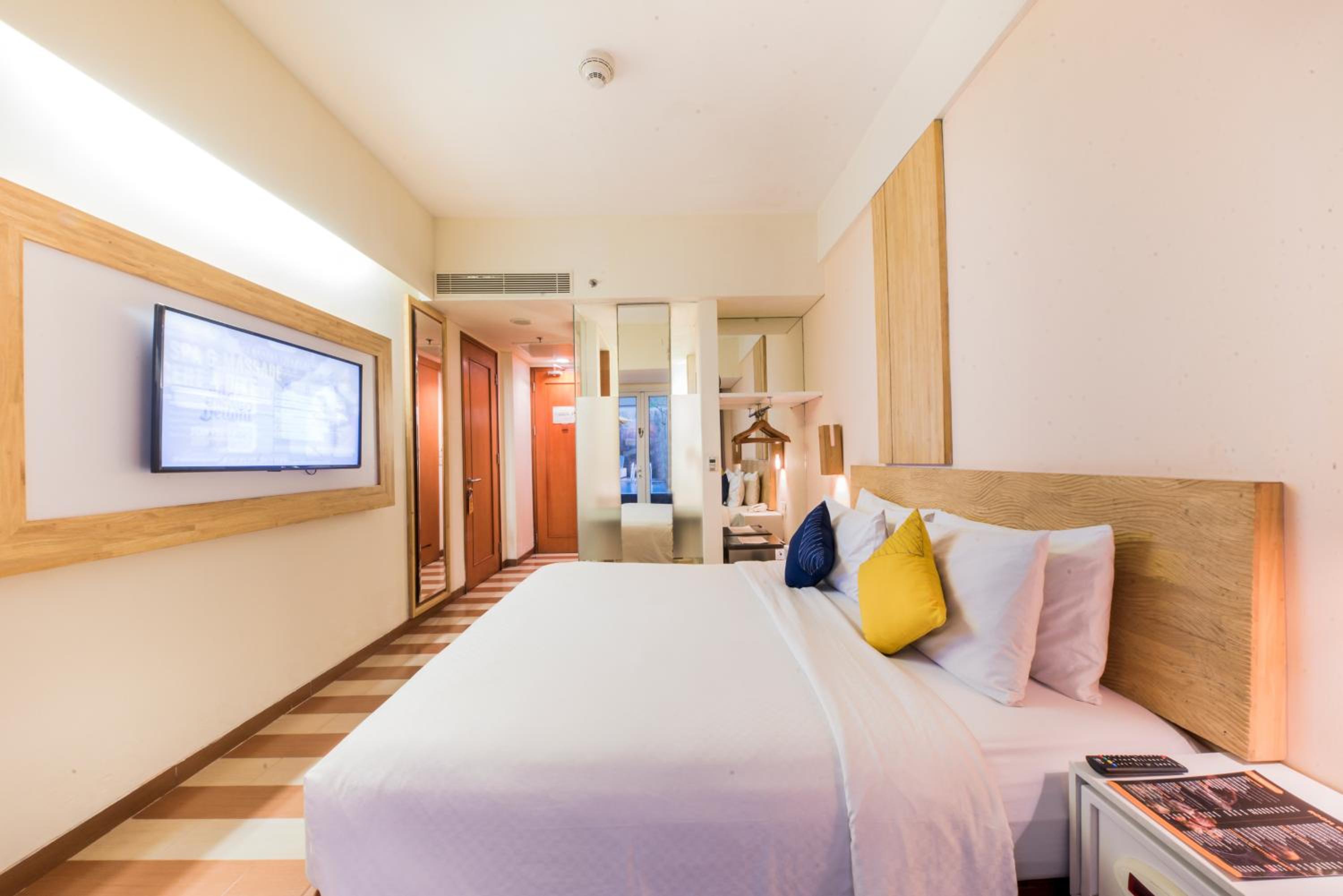Deluxe Double or Twin Room with Pool Access - Photo 2