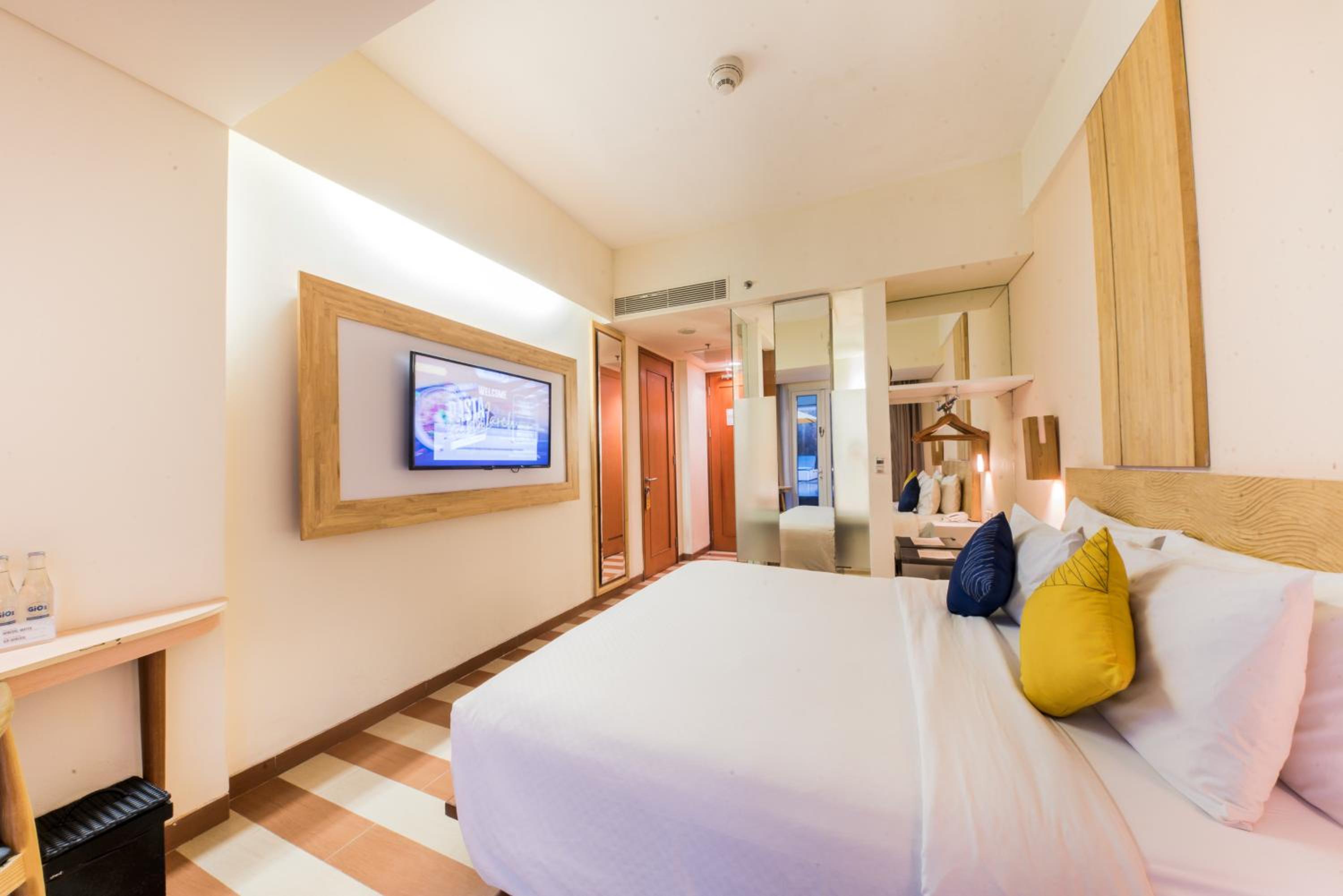 Deluxe Double or Twin Room with Pool Access - Photo 3