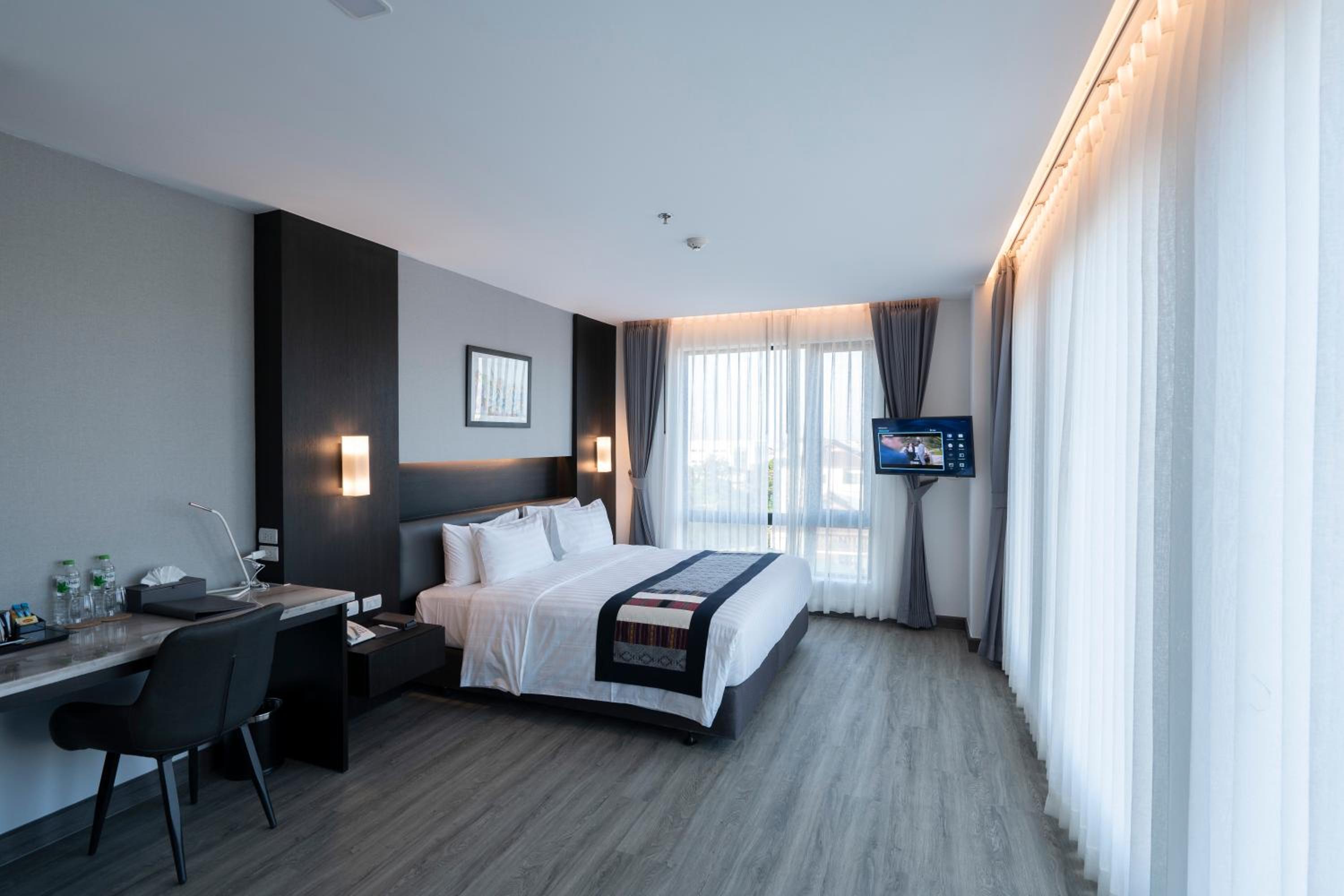 Deluxe King Room - Non-Smoking - Photo 6