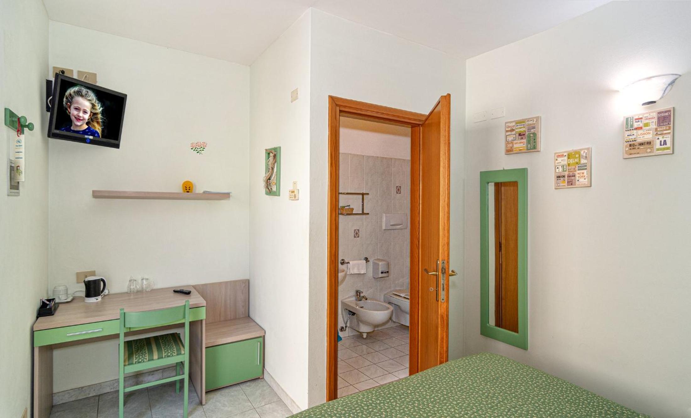 Small Double or Twin Room photo 3