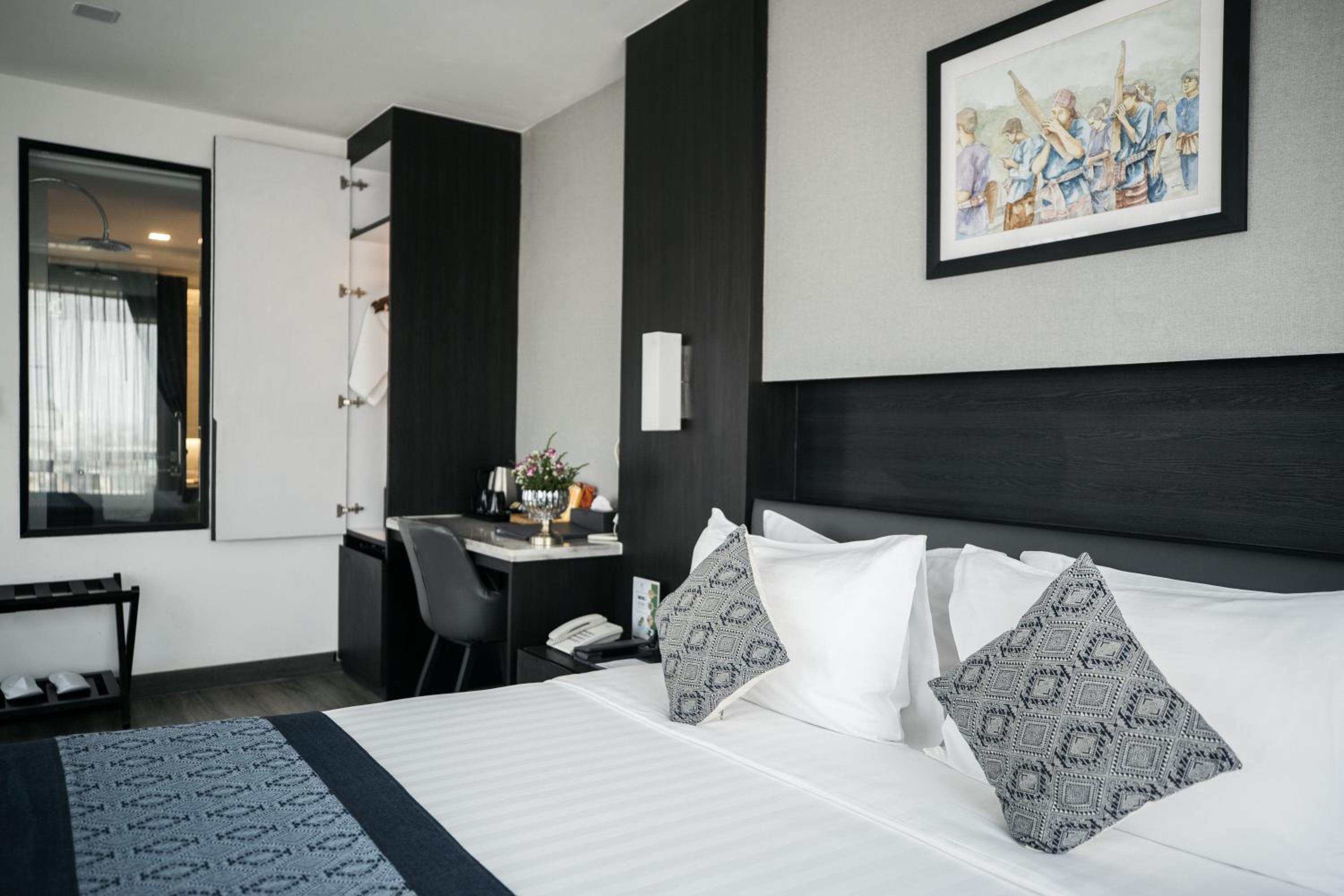 Deluxe King Room - Non-Smoking - Photo 10