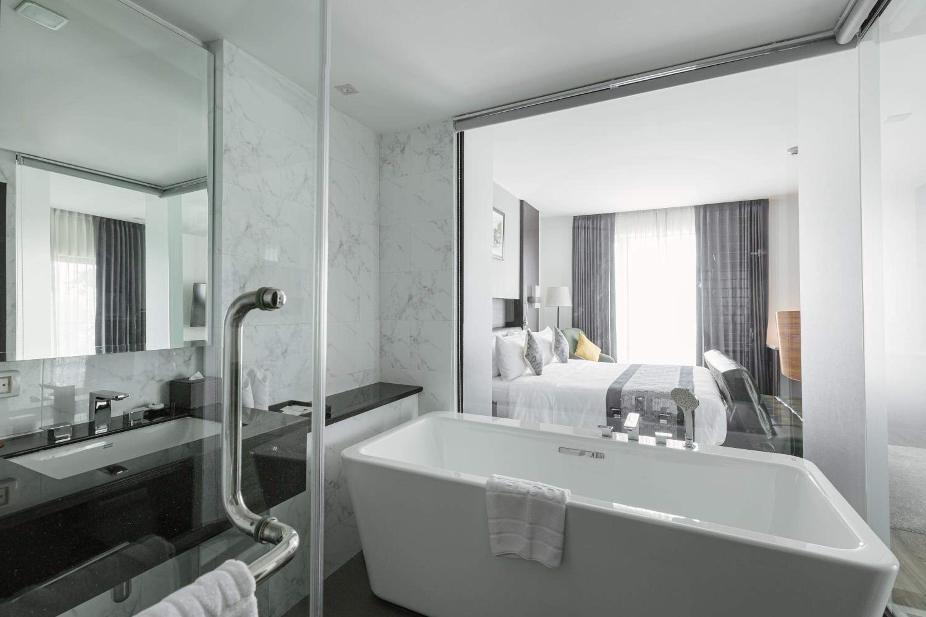 King Suite with Balcony and River View - Non-Smoking - Photo 4