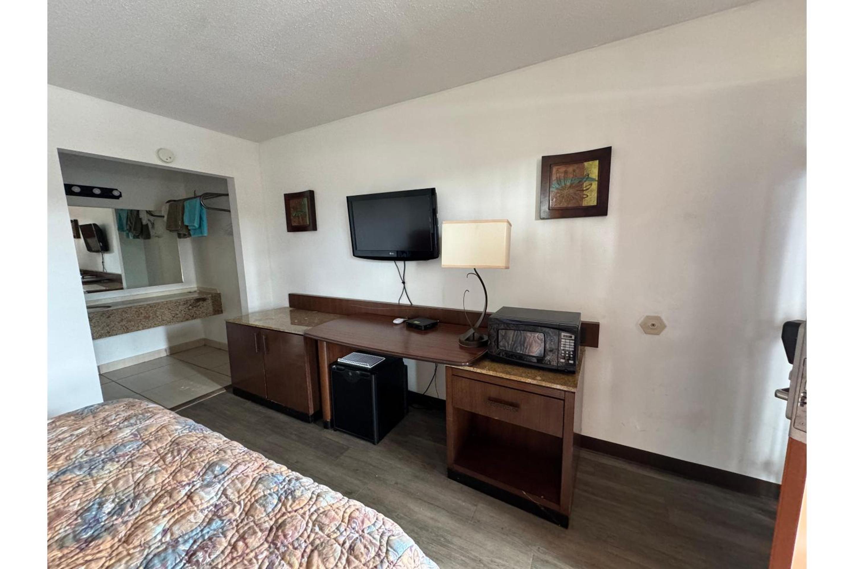 Premium King Bed - Photo 9