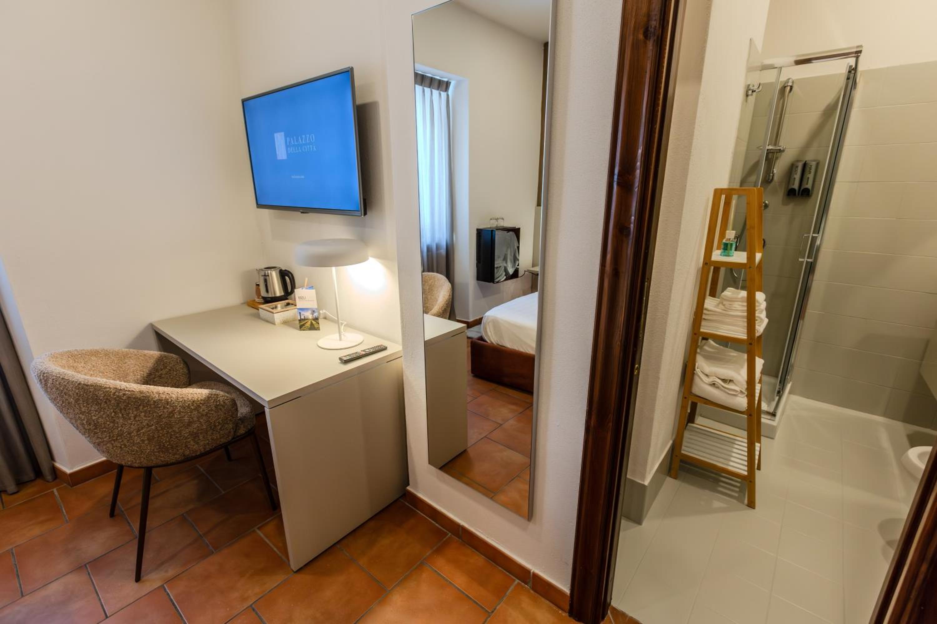 Standard Double Room - Photo 4