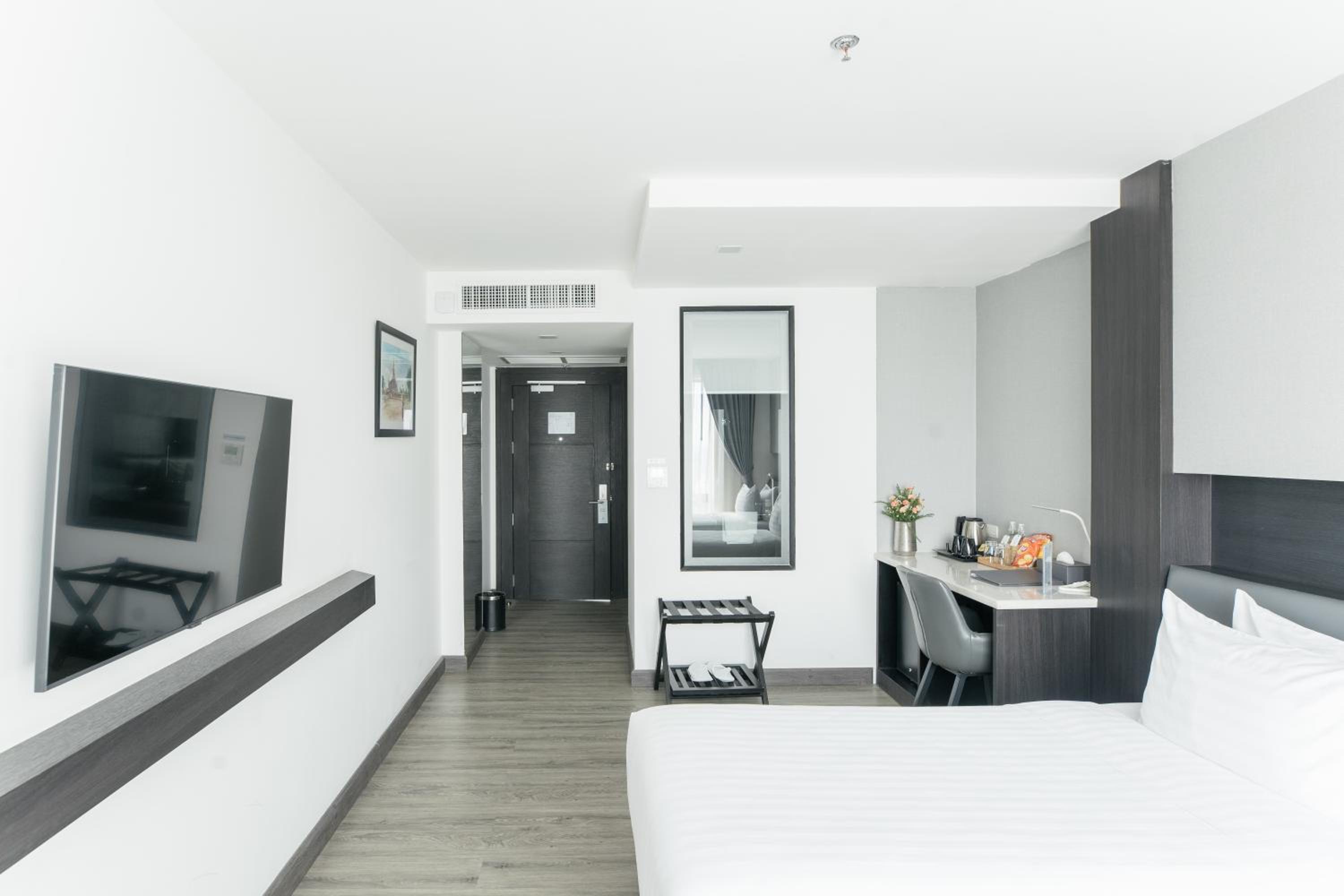 Superior King Room - Non-Smoking - Photo 6