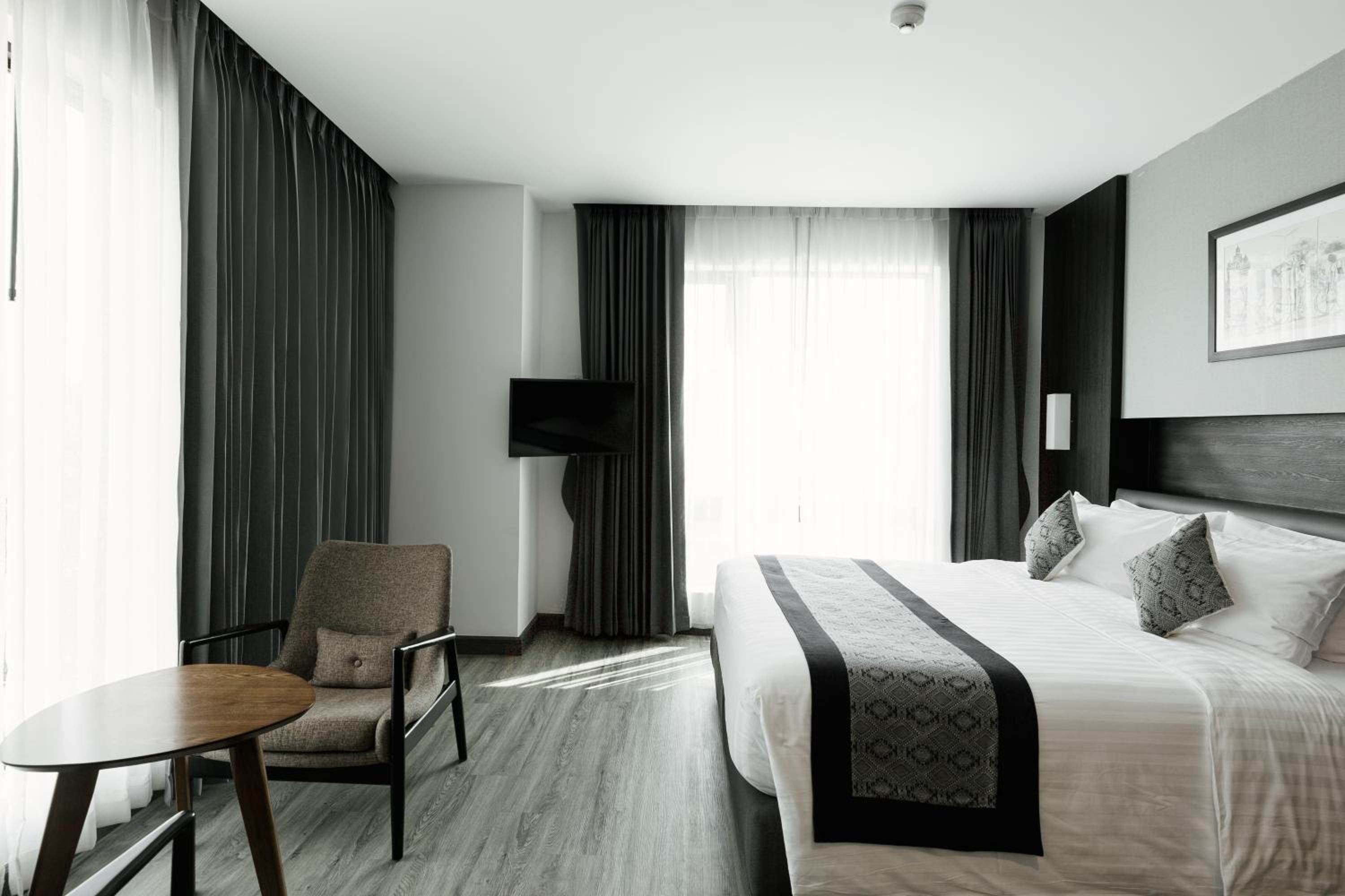 Deluxe King Room - Non-Smoking - Photo 2