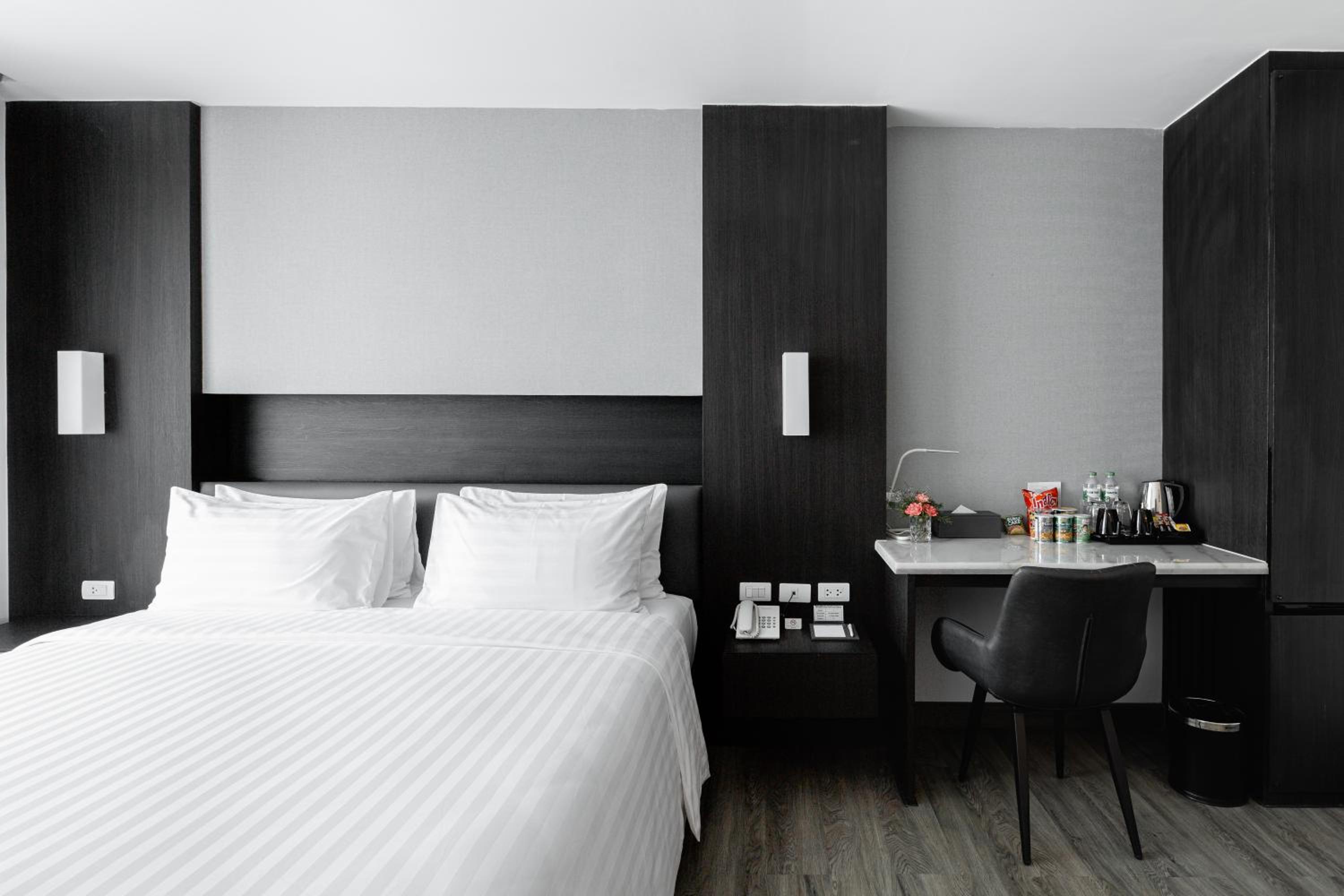 Superior King Room - Non-Smoking - Photo 17