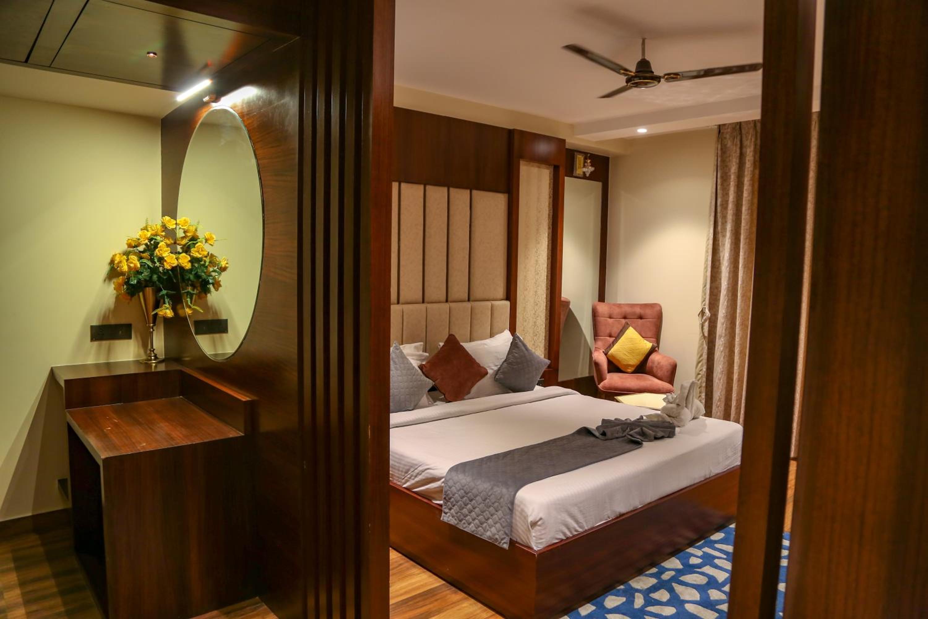 Deluxe King Room - Photo 4