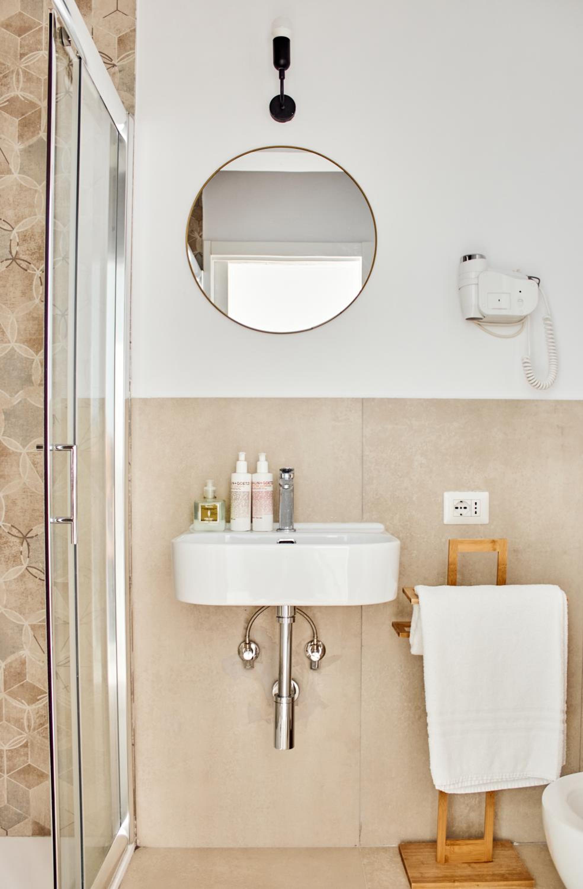 Deluxe Double or Twin Room with City View photo 3