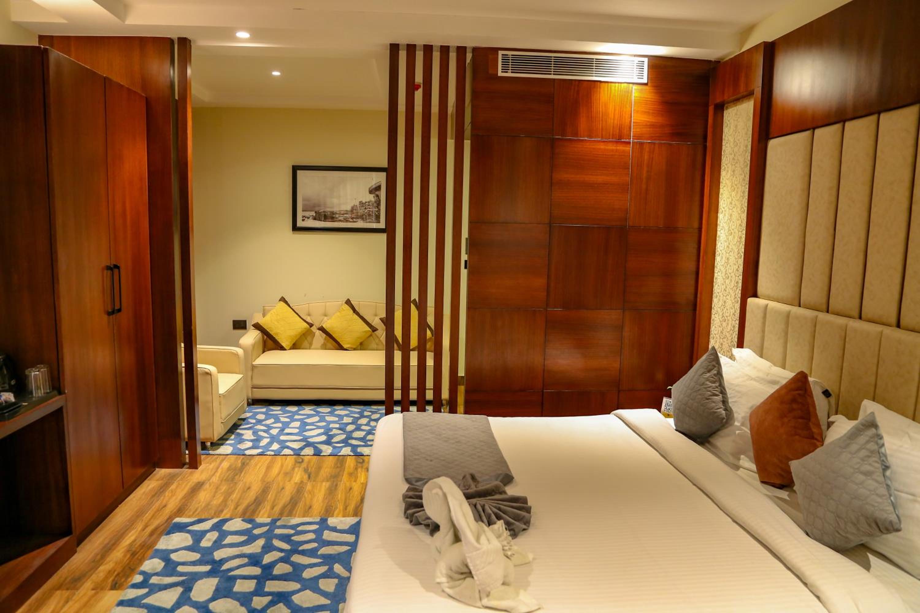 Deluxe Suite - Photo 16