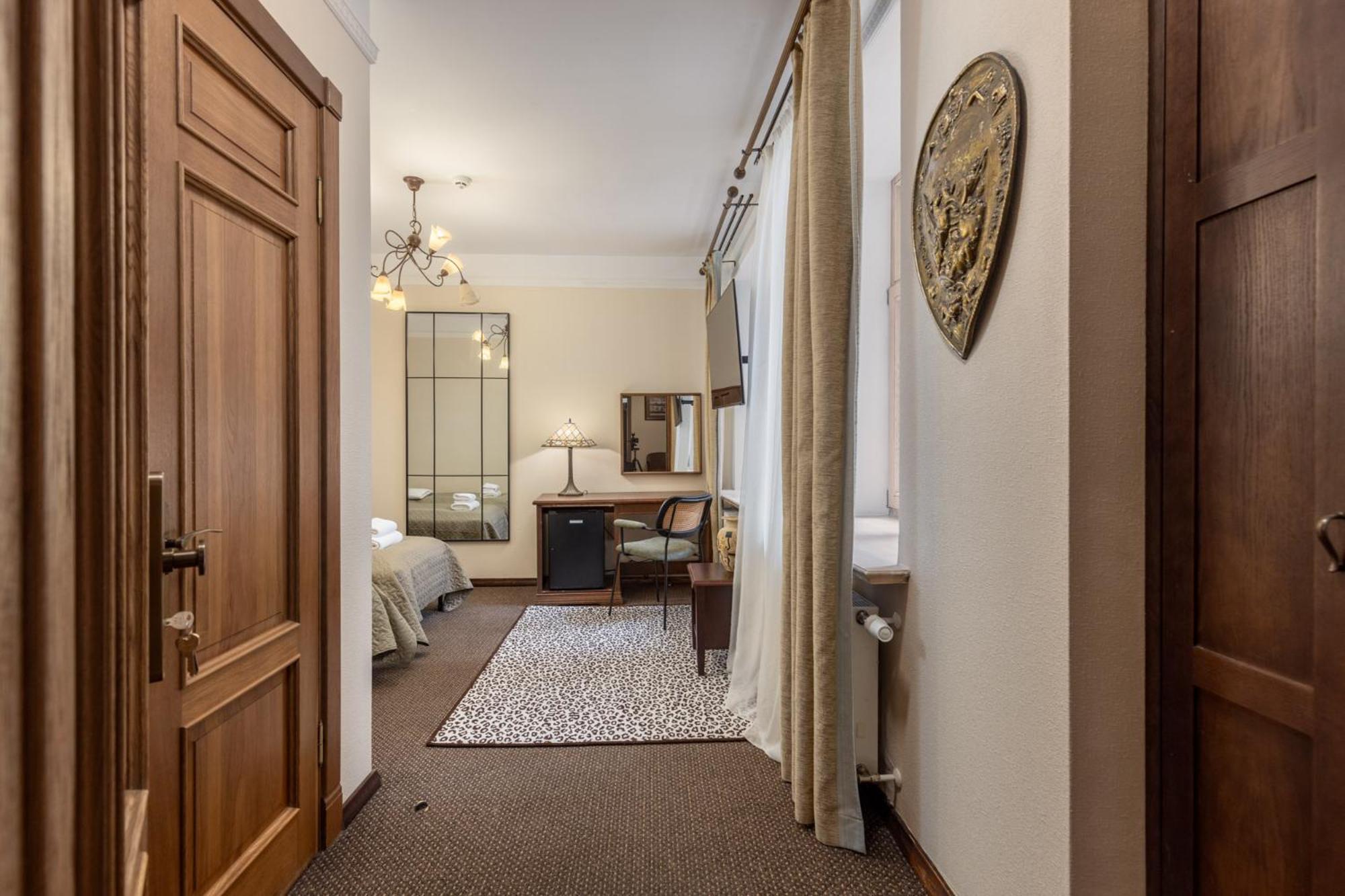 Twin Room with Bath - Photo 8