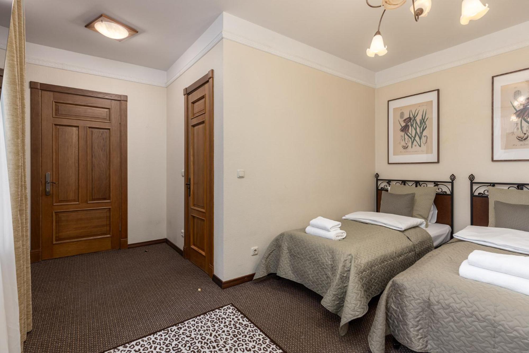Twin Room with Bath - Photo 5
