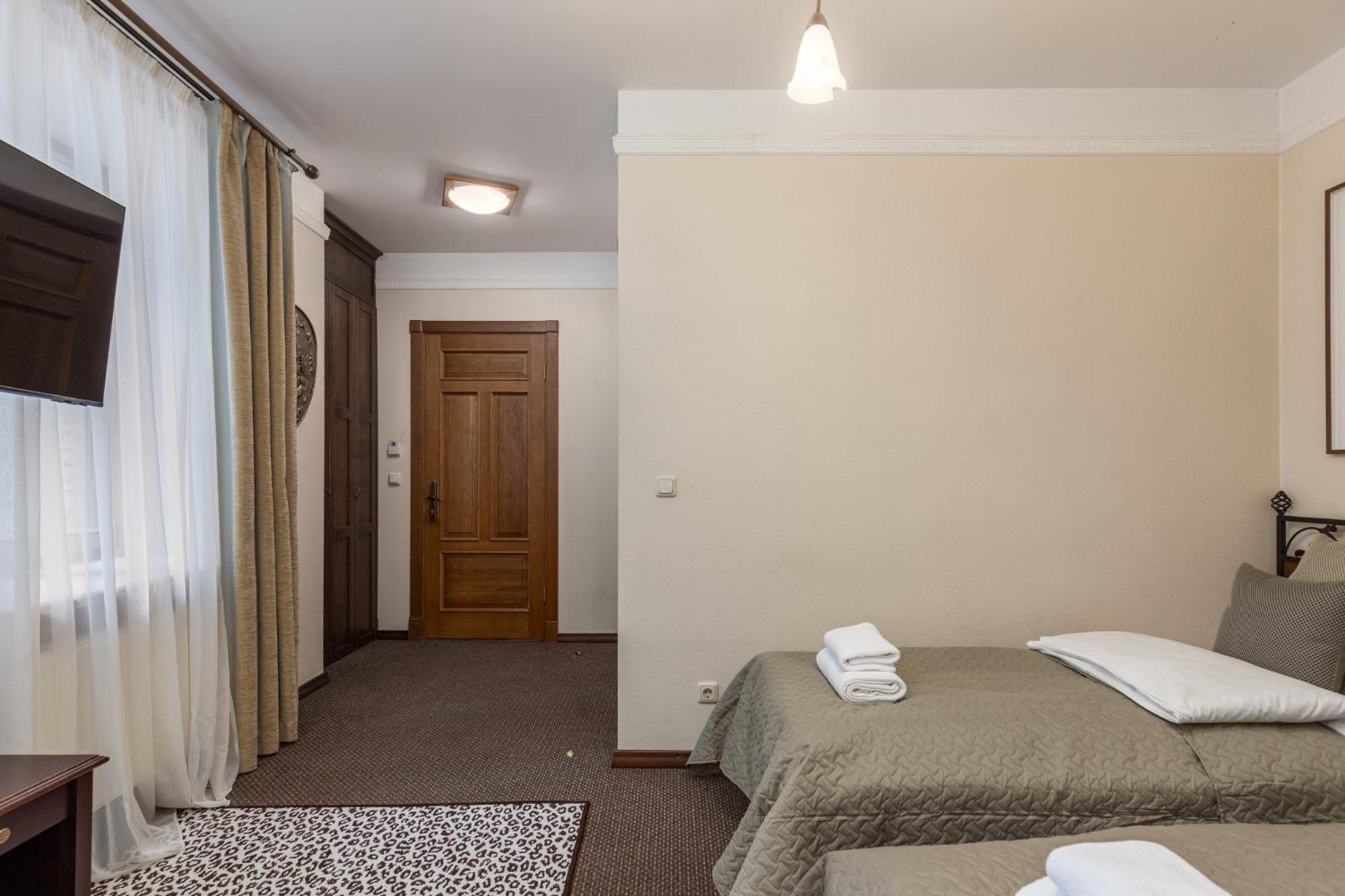 Twin Room with Bath - Photo 2