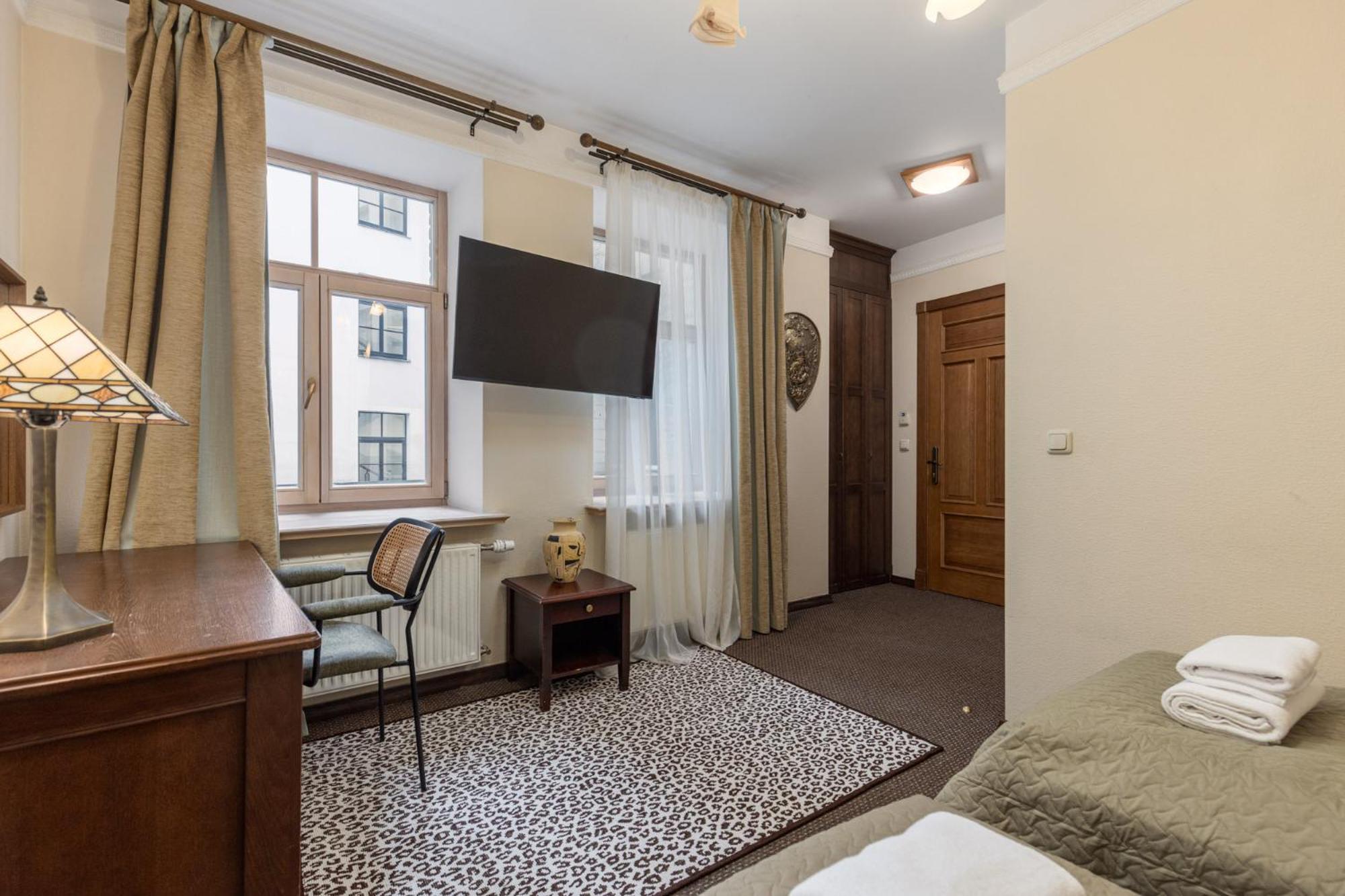 Twin Room with Bath - Photo 7