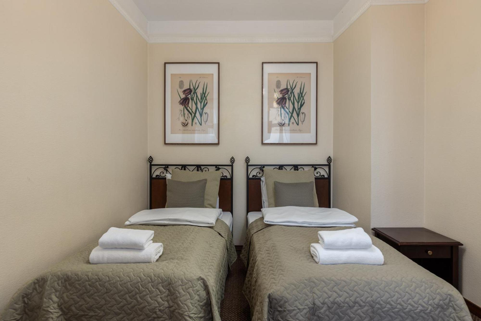 Twin Room with Bath - Photo 6