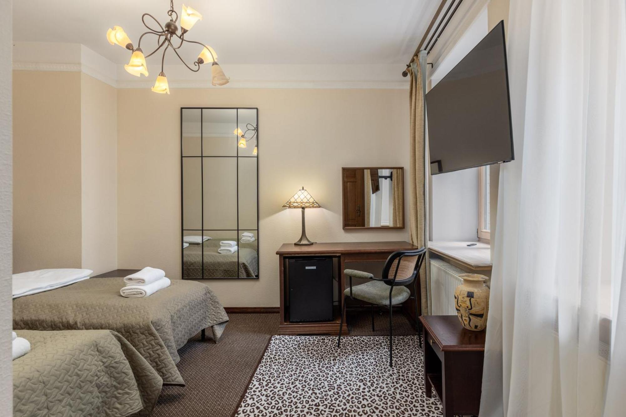 Twin Room with Bath - Photo 9