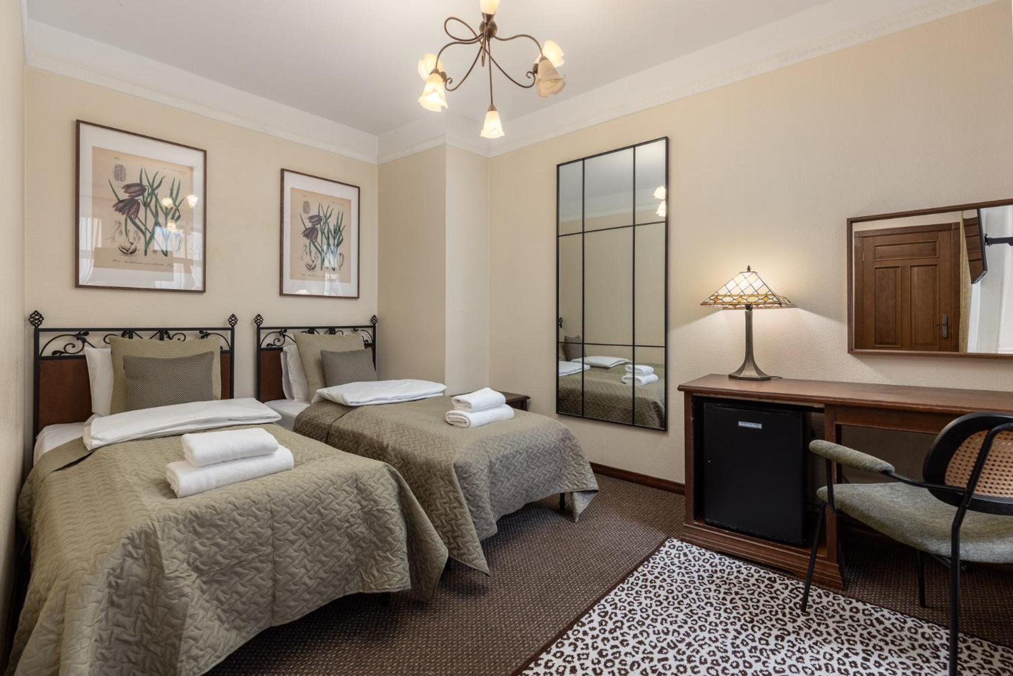 Twin Room with Bath - Photo 1