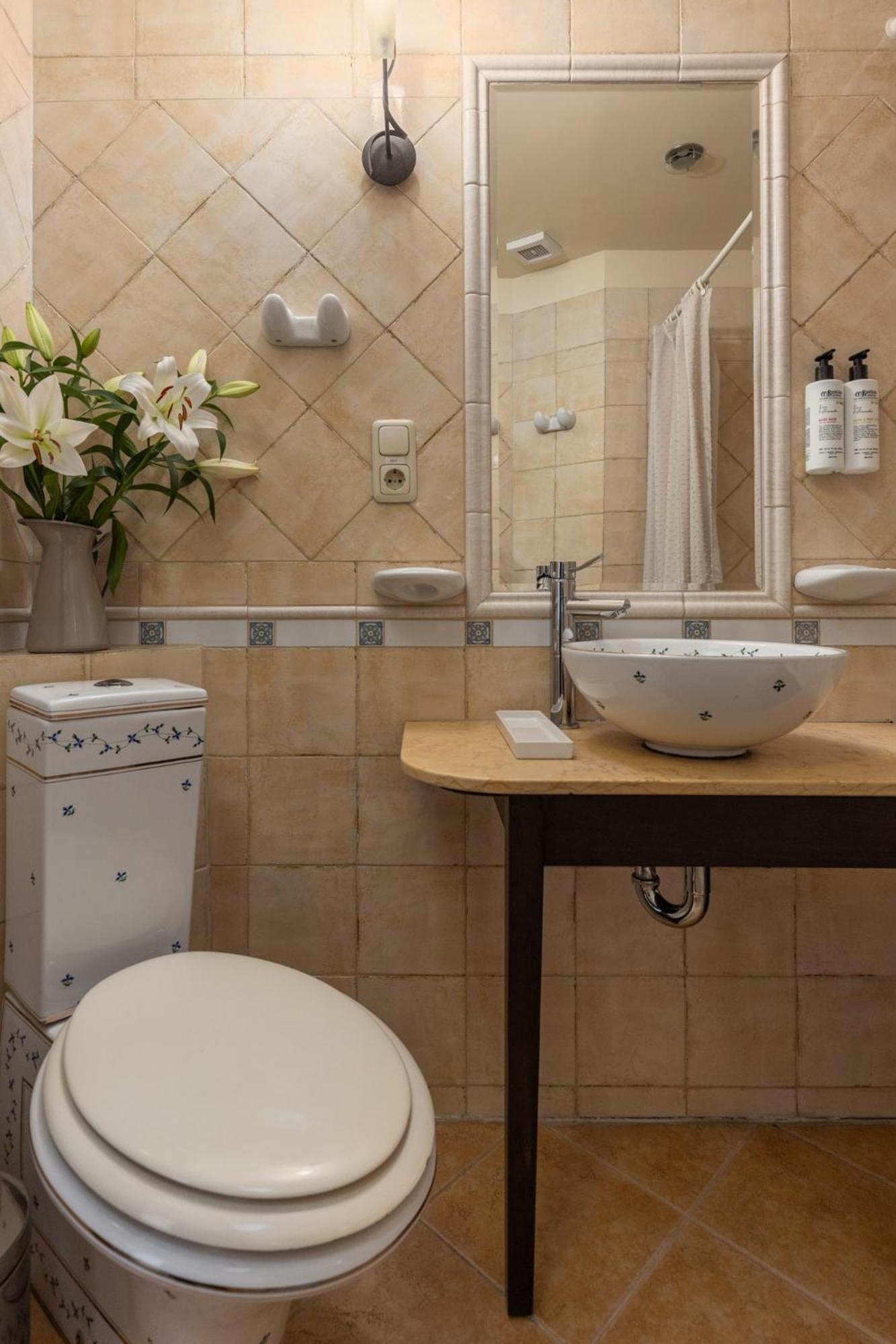 Twin Room with Bath - Photo 3