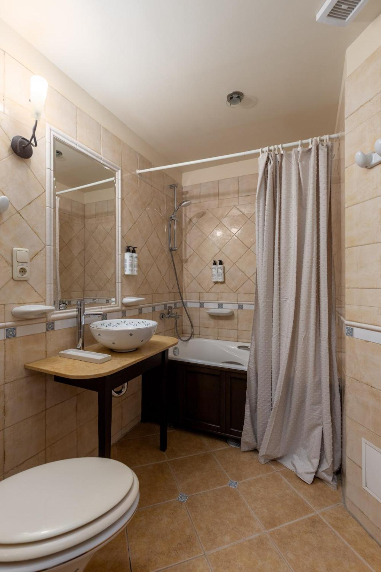 Twin Room with Bath - Photo 4
